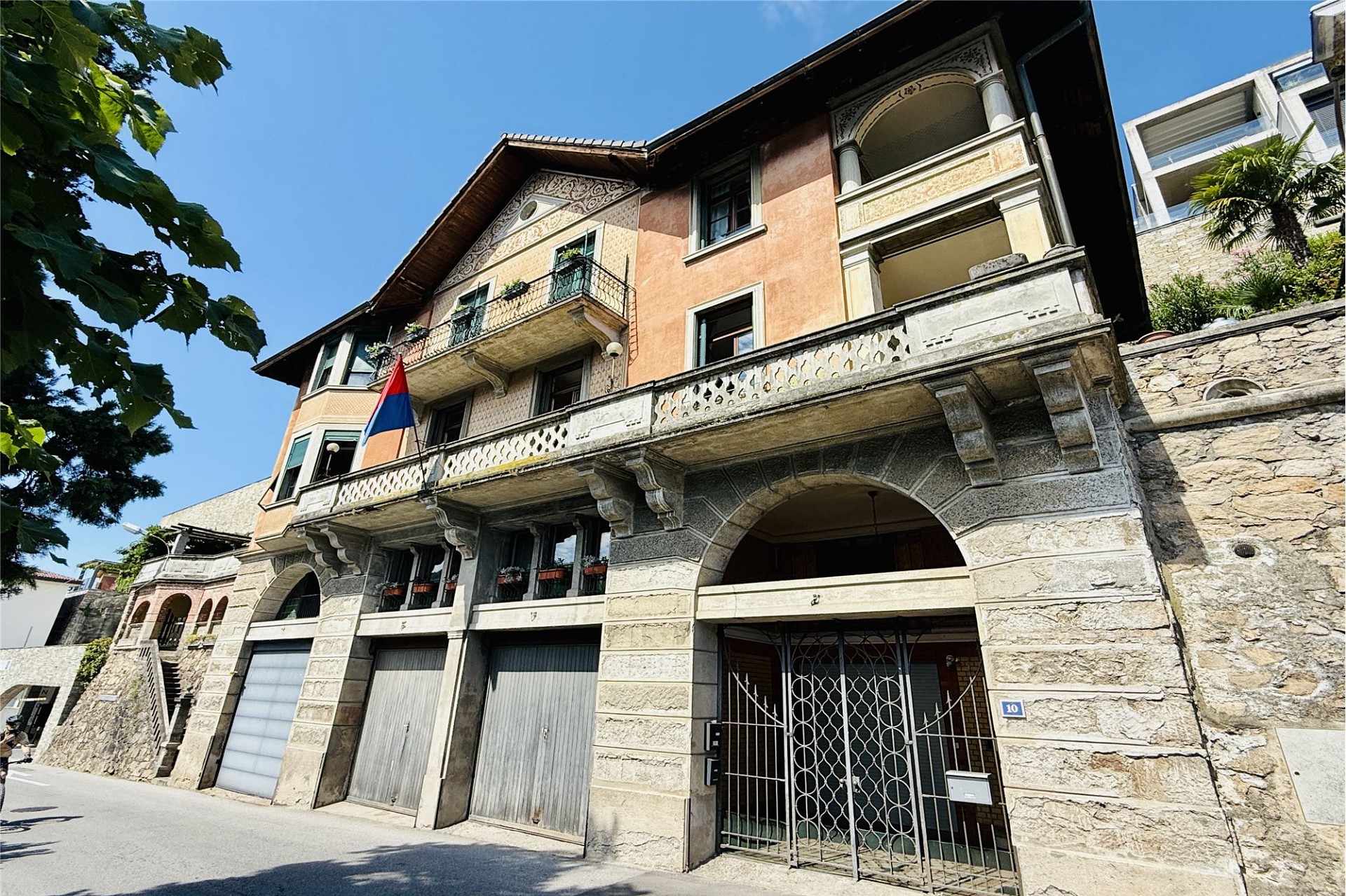 Historische Villa mit Balkonen und Steinfassade