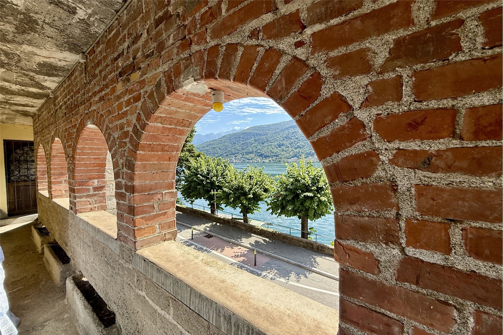 Bogenarkade mit Seeblick