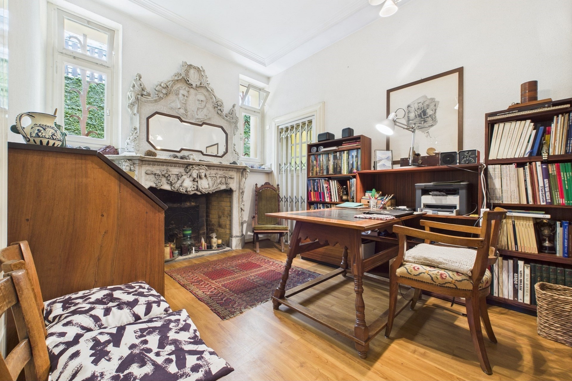 Historisches Arbeitszimmer mit Kamin und Bücherregalen
