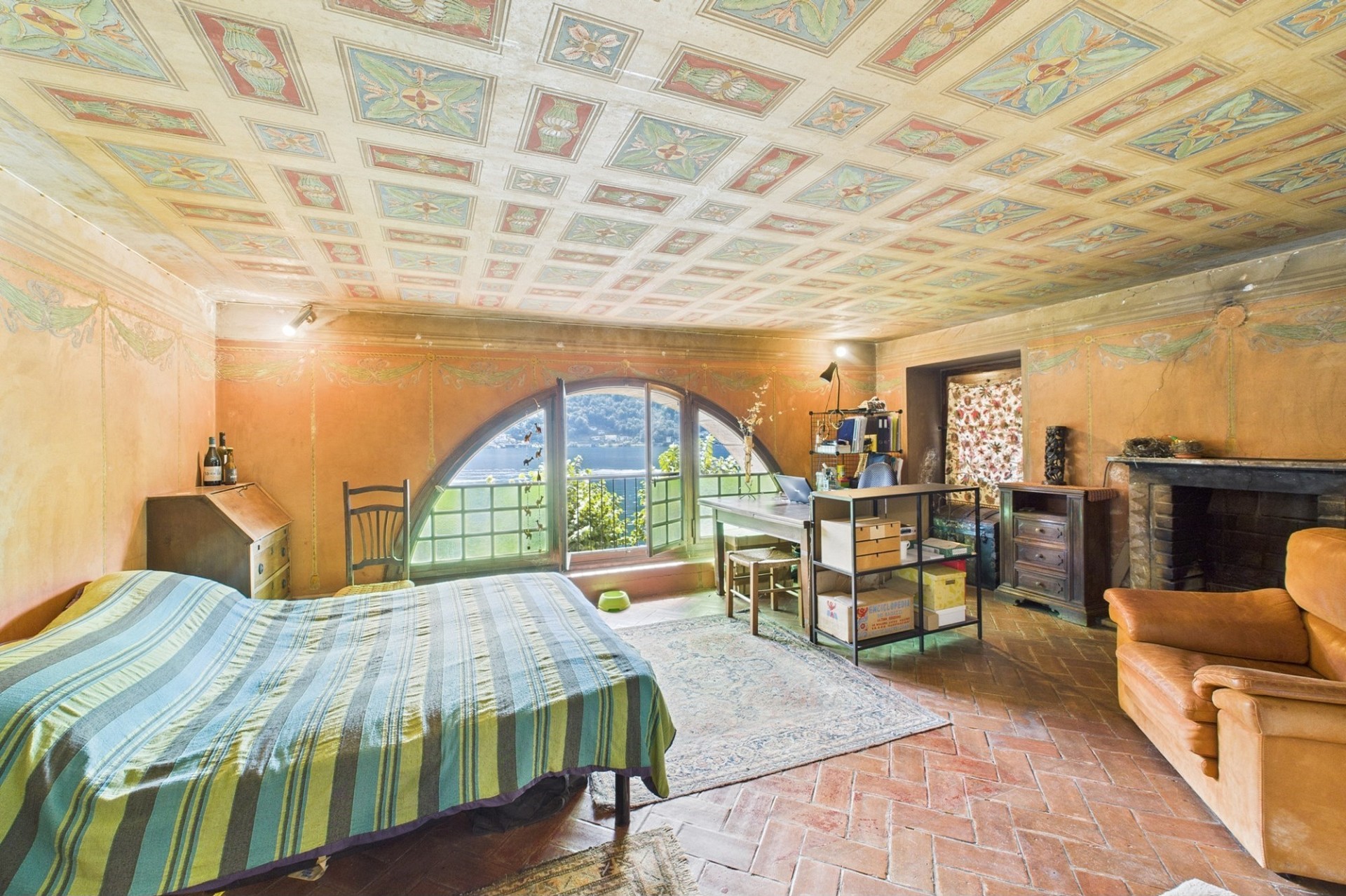 Schlafzimmer mit dekorativer Decke und Seeblick