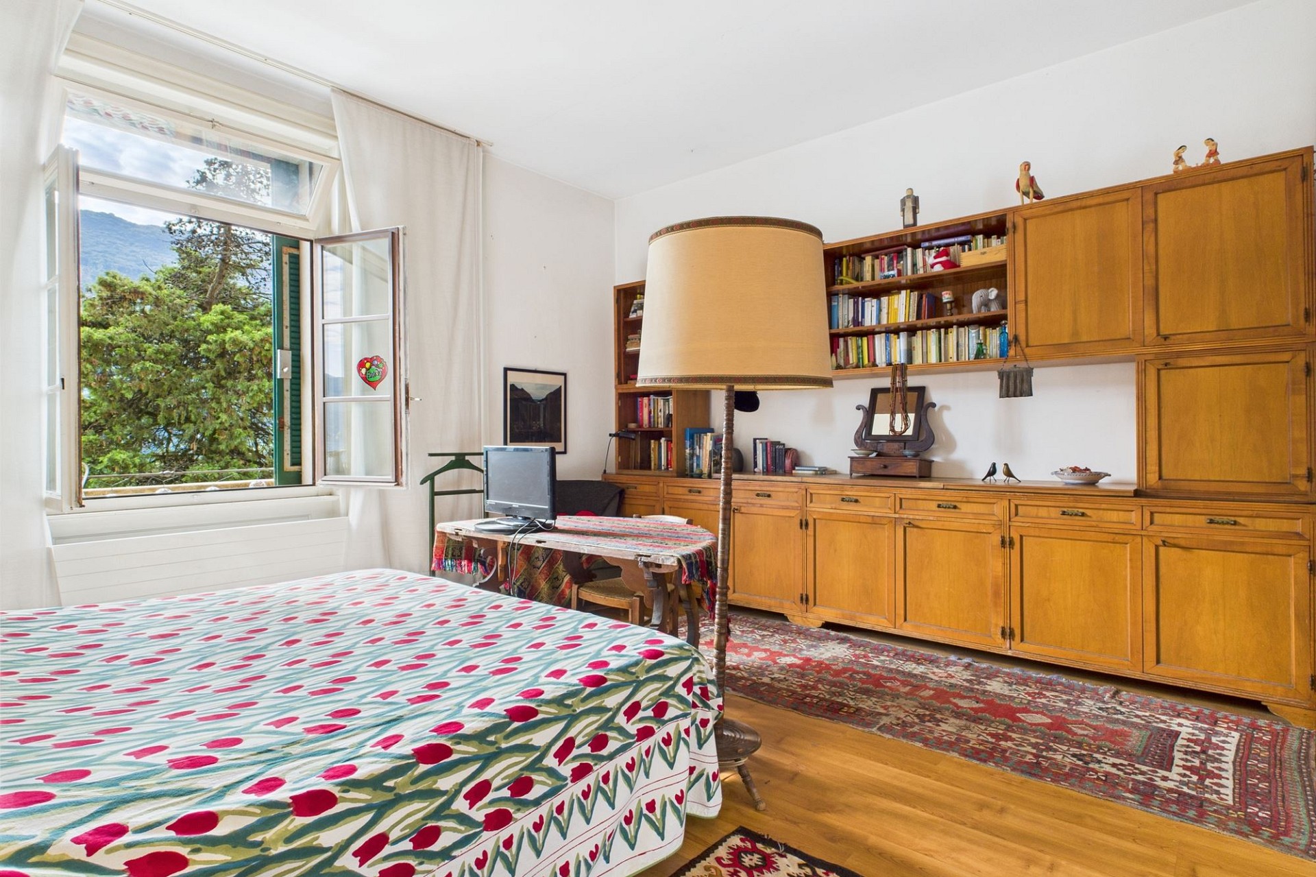 Helles Schlafzimmer mit Blick ins Grüne