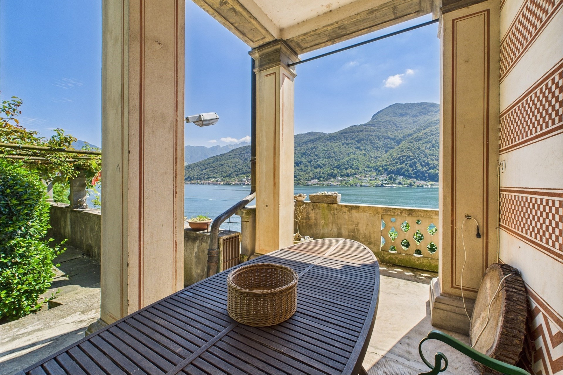 Seeblick von einer überdachten Terrasse