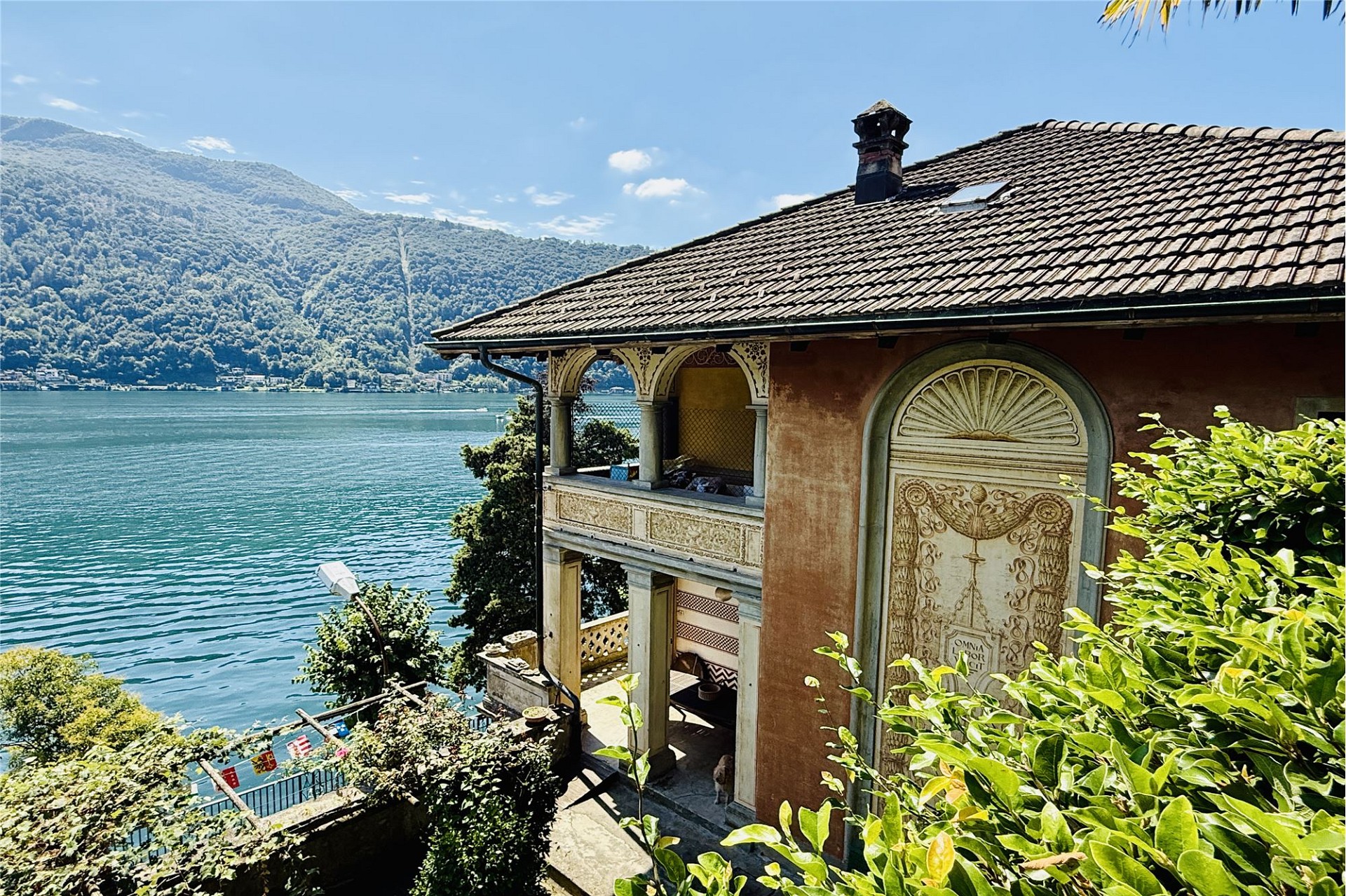 Seeblick auf ein historisches Haus