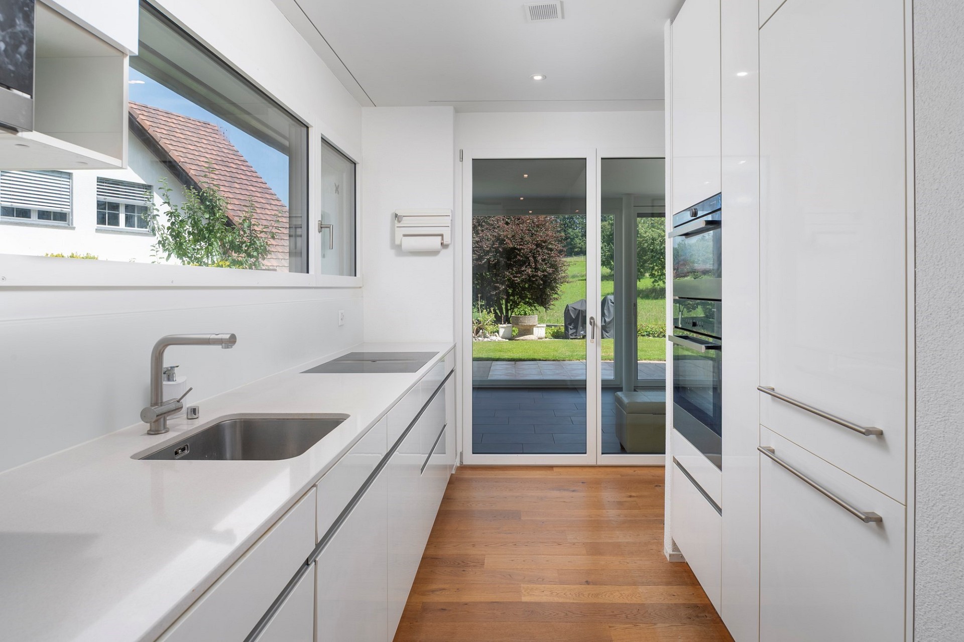 Moderne Küche mit Gartenblick
