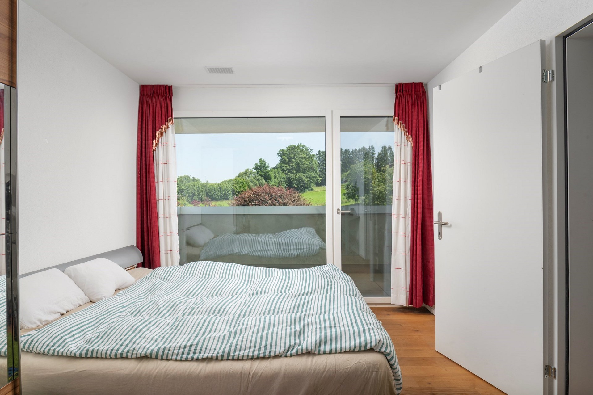 Helles Schlafzimmer mit Balkonblick