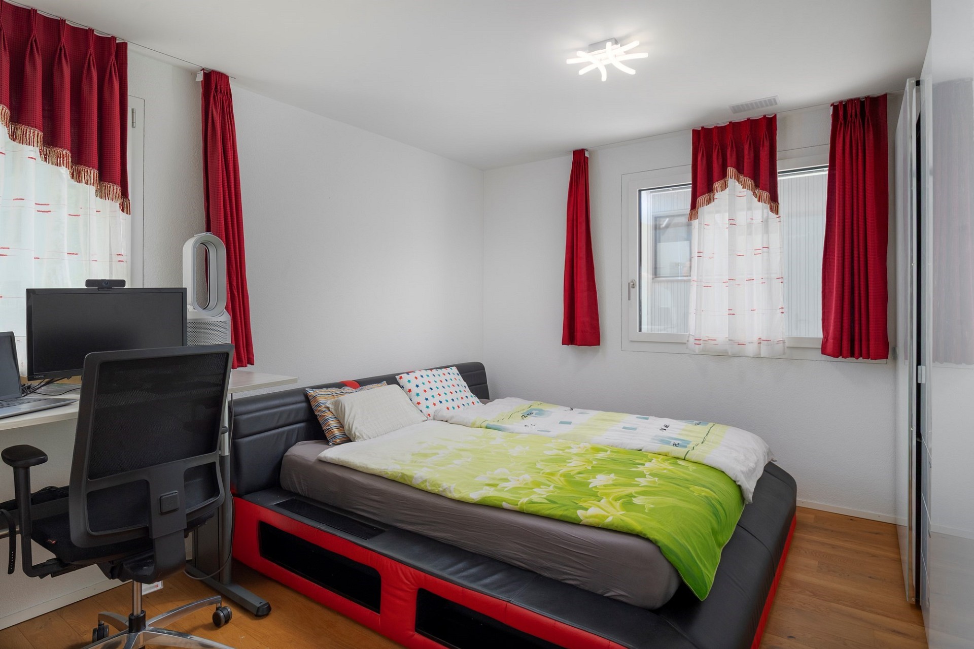 Schlafzimmer mit Arbeitsbereich