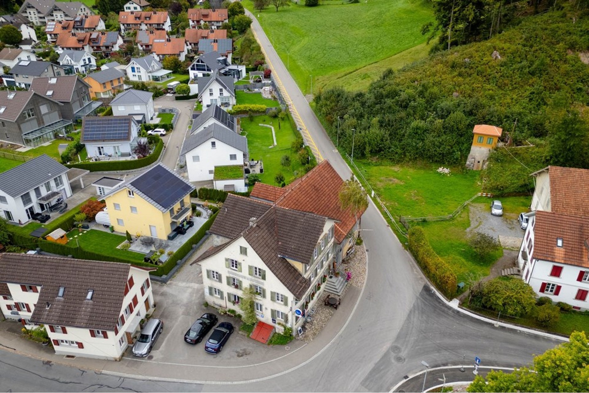 Luftaufnahme eines Wohnviertels am Ortsrand