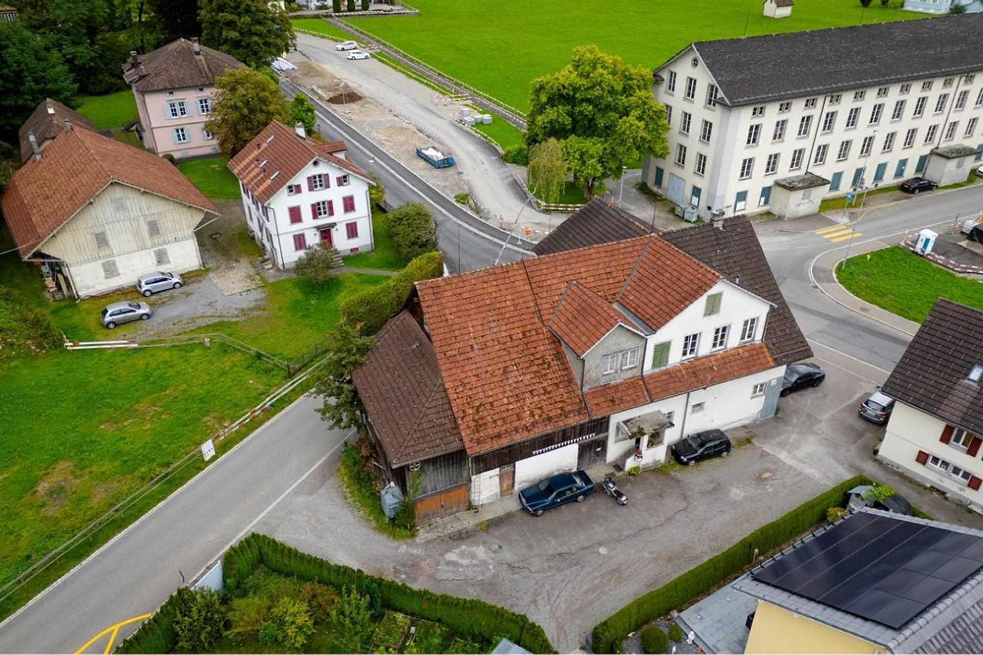Luftaufnahme eines ländlichen Wohn- und Gewerbeareals
