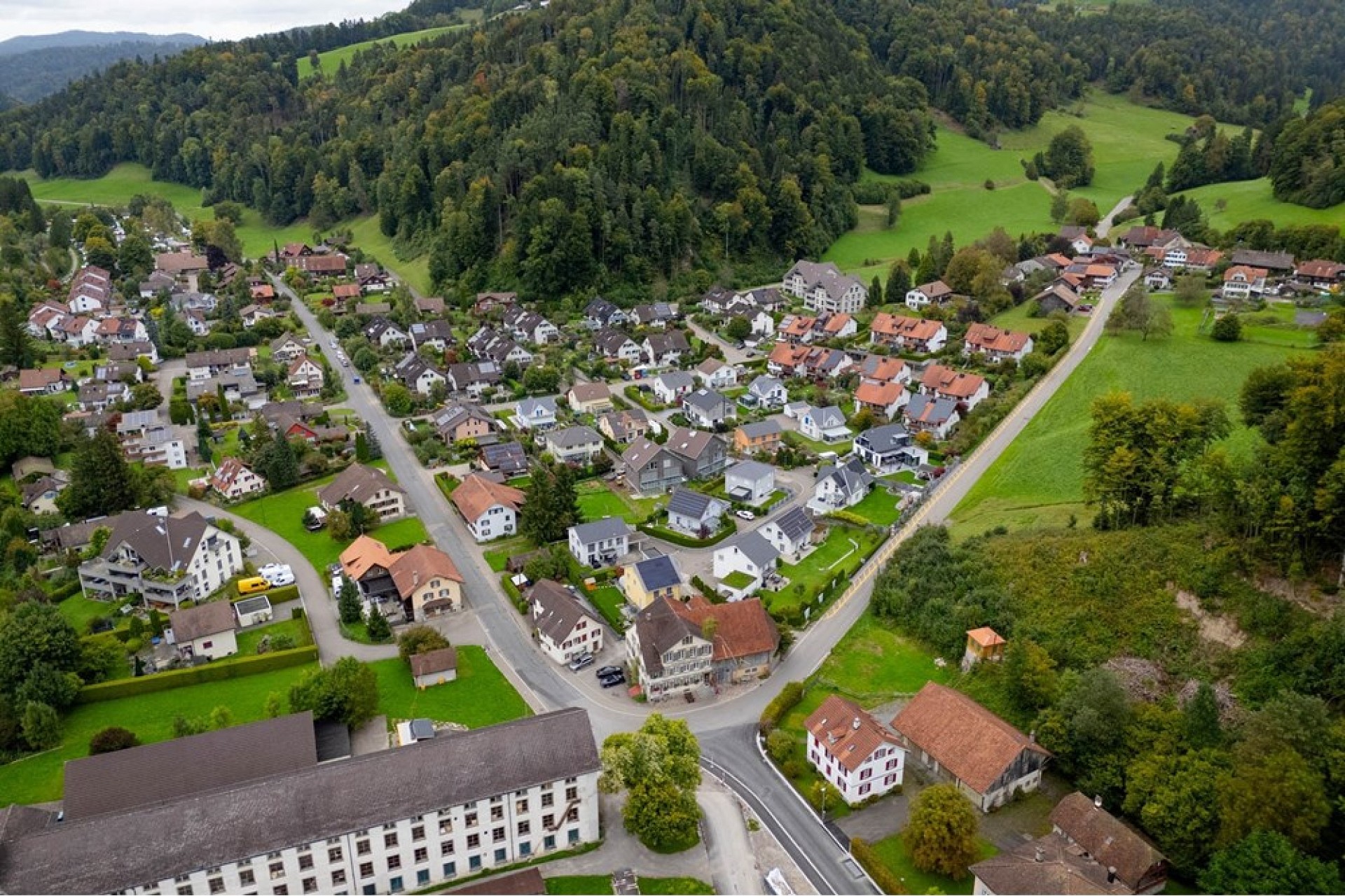 Luftaufnahme eines ländlichen Wohngebiets