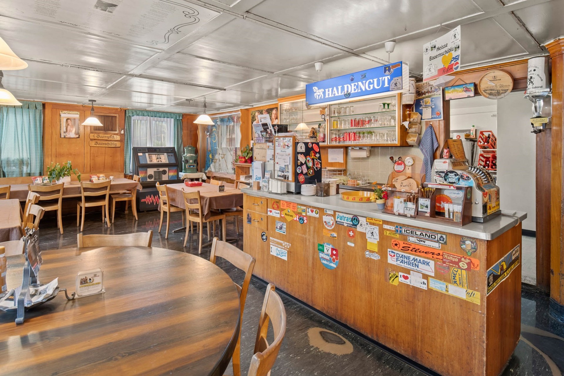 Rustikale Gaststube mit Bar