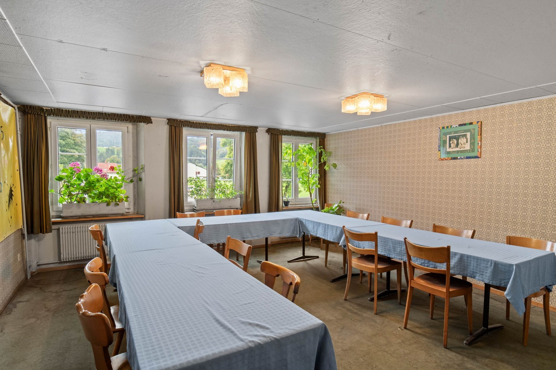 Speisesaal mit langen Tischen