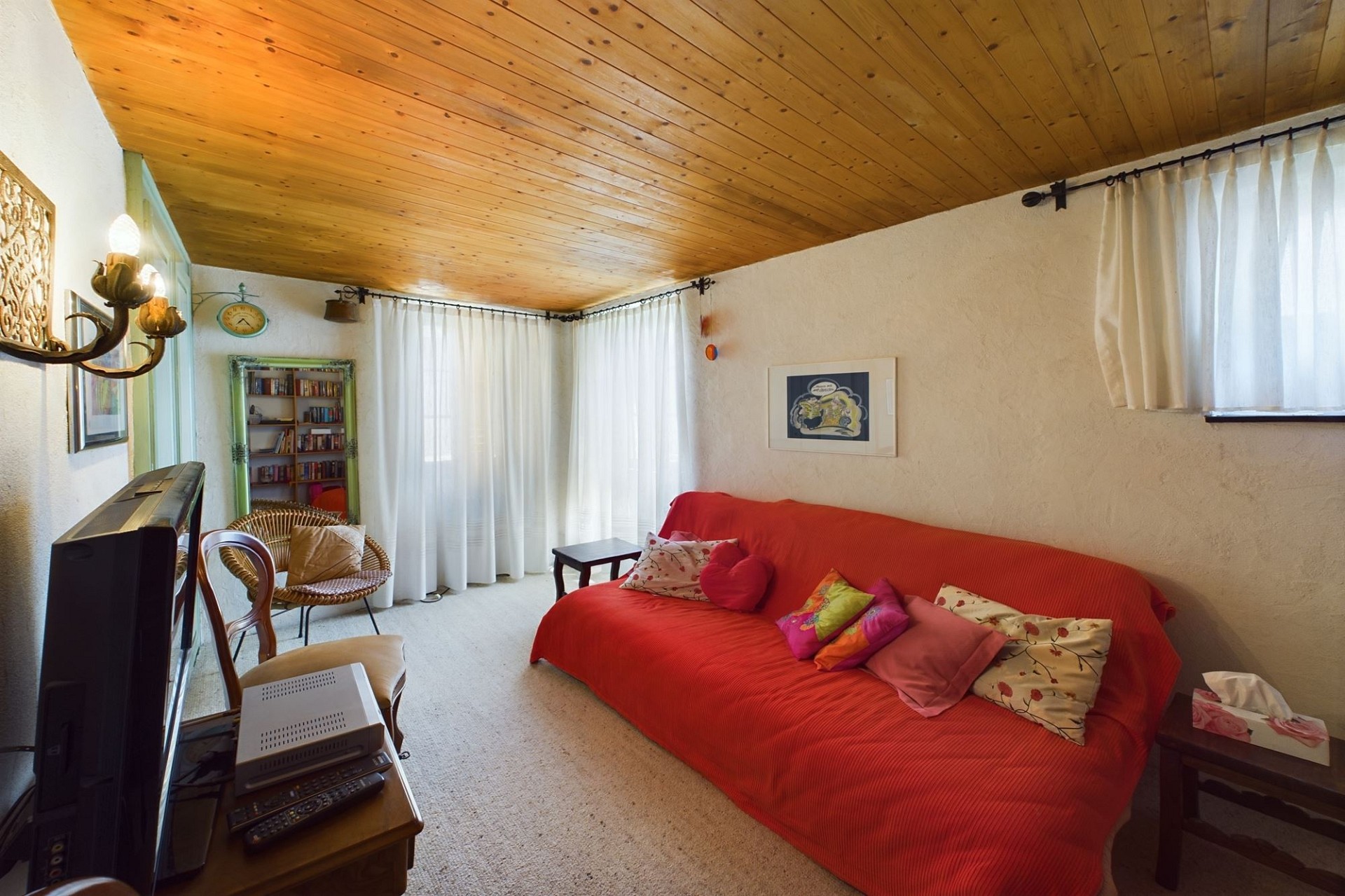 Wohnzimmer mit Holzdecke