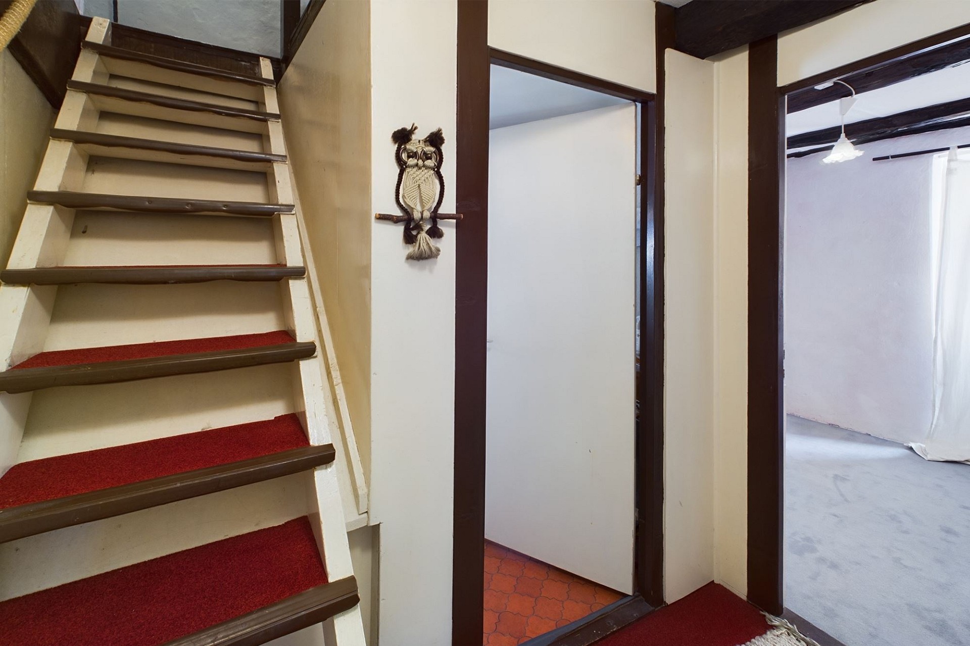 Treppenhaus mit Flur und angrenzenden Räumen