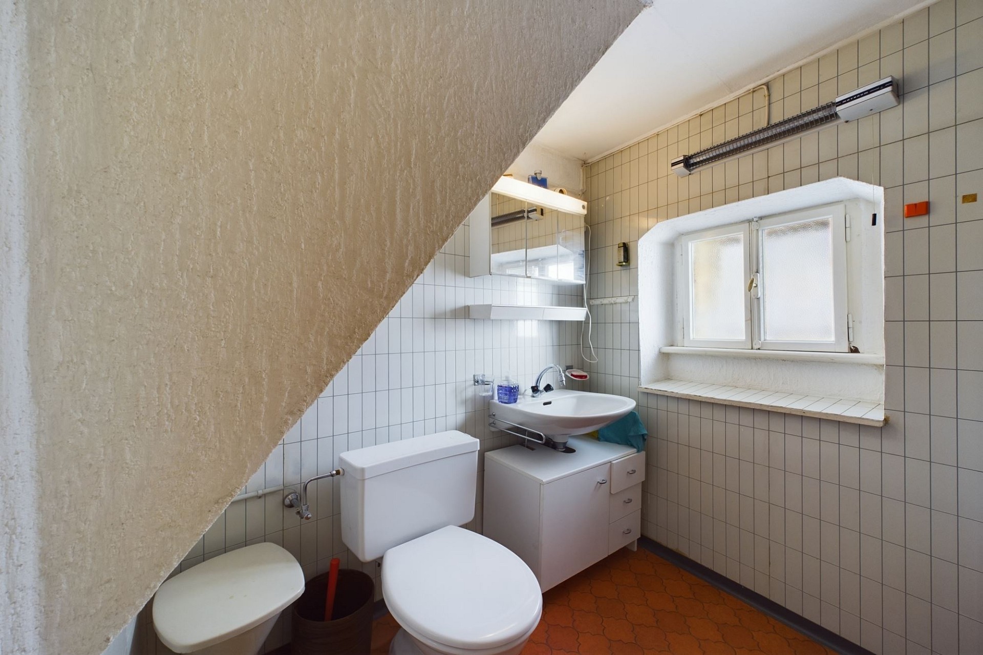 Kleines Badezimmer unter der Dachschräge
