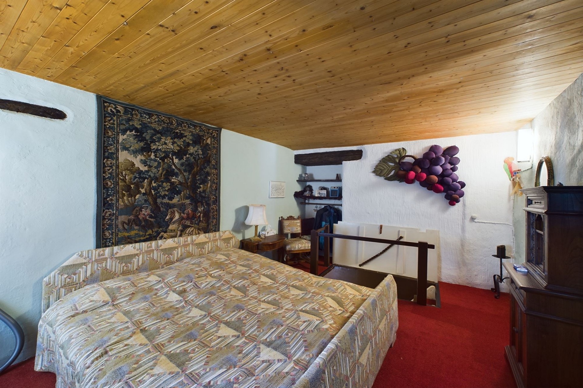 Gemütliches Schlafzimmer mit Holzdecke