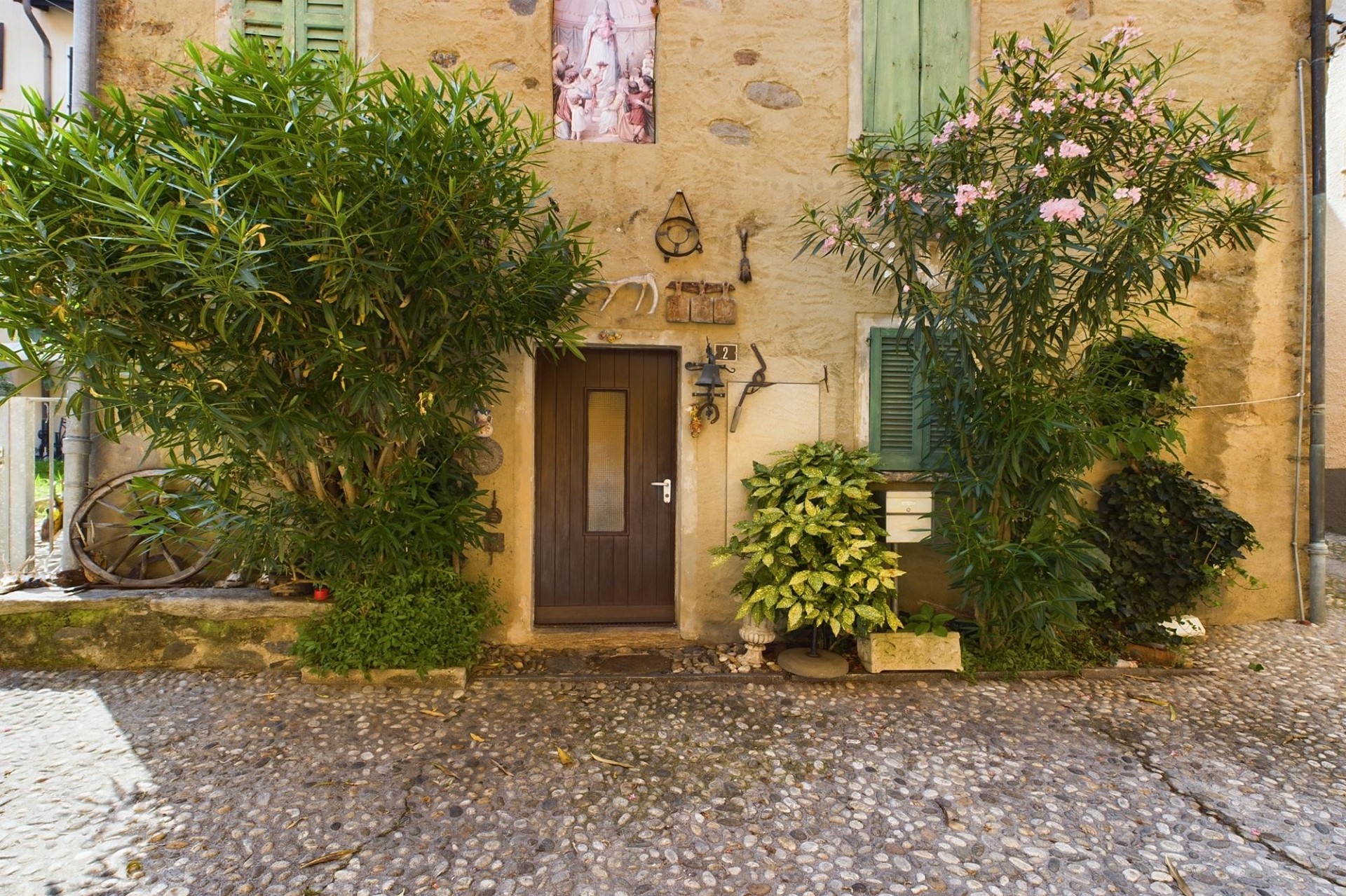 Mediterrane Hausfassade mit Eingang und Garten