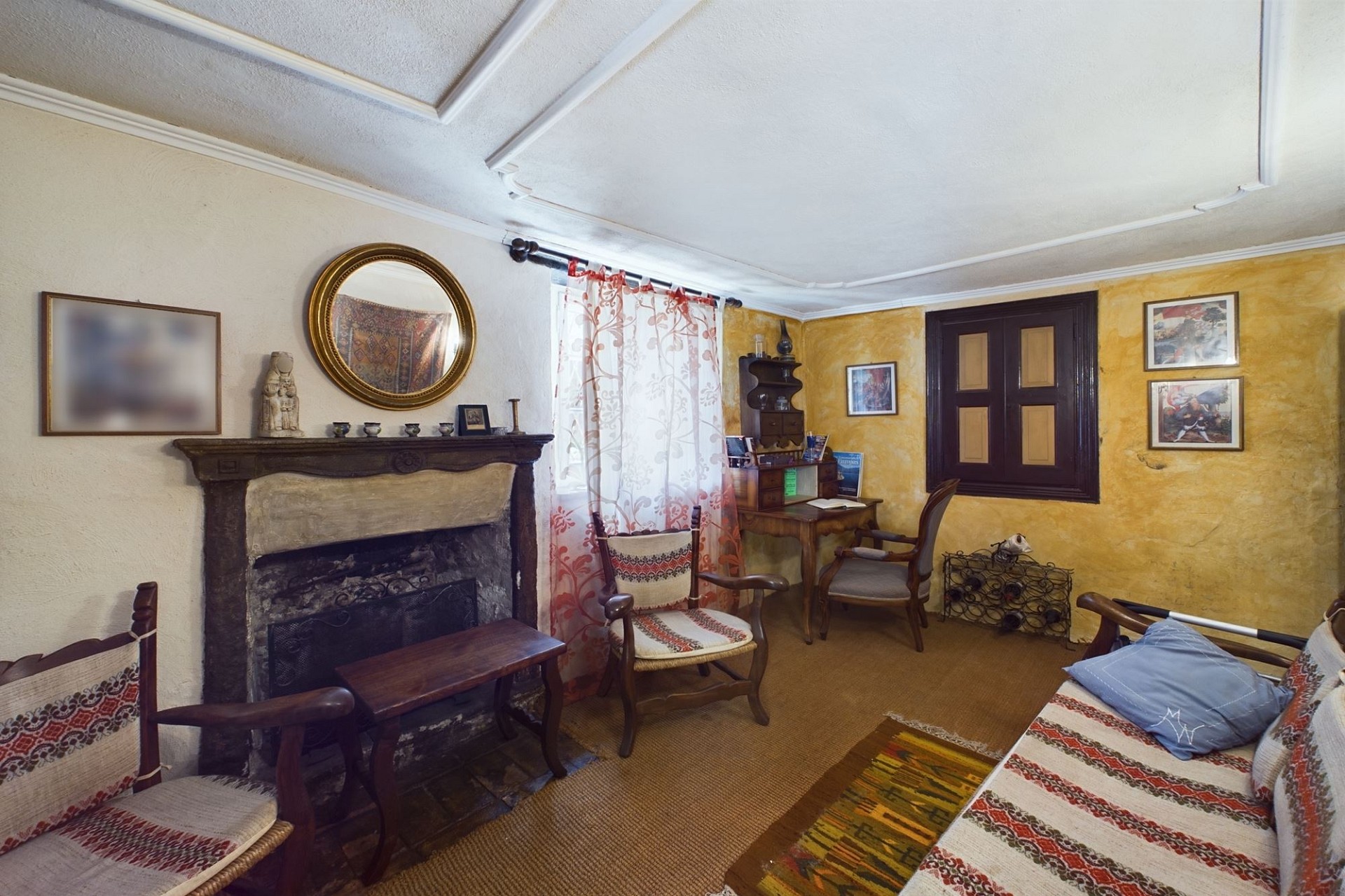 Gemütliches Wohnzimmer mit Kamin und traditioneller Einrichtung