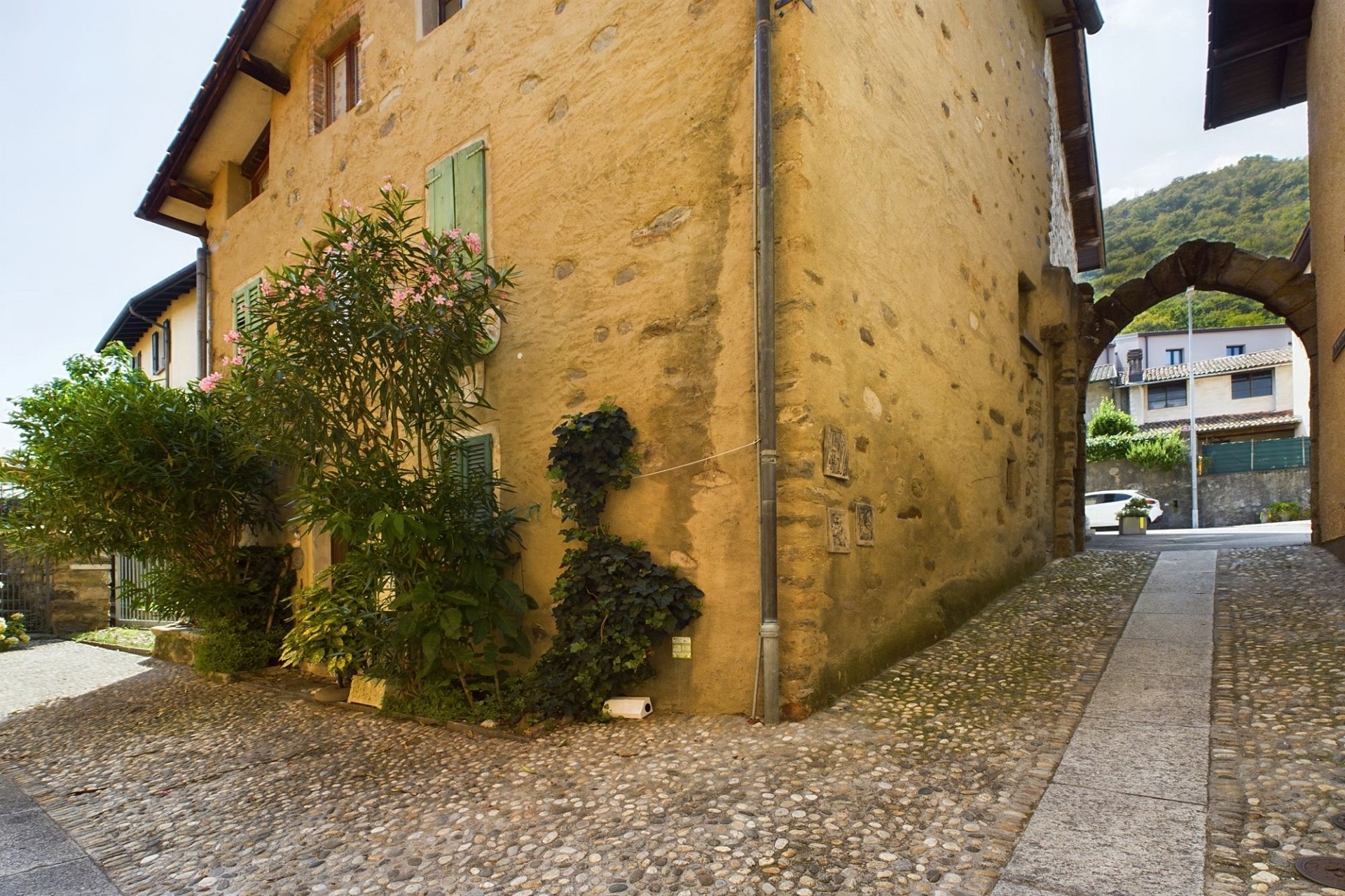 Historische Gasse mit Natursteinfassade
