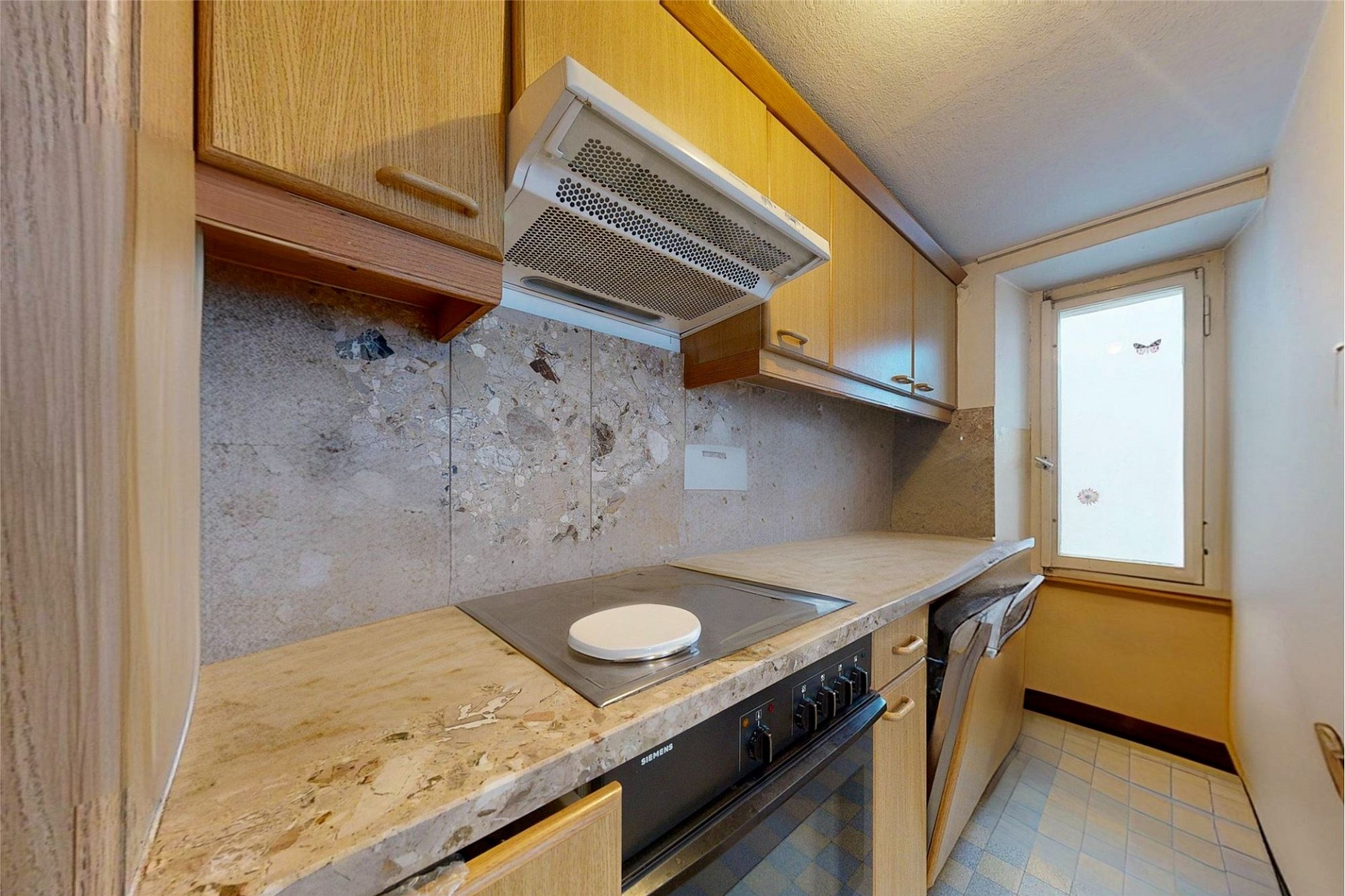 Schmale Einbauküche mit Holzfronten