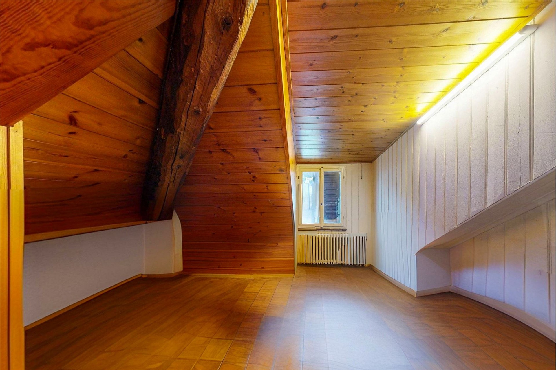 Dachgeschosszimmer mit Holzverkleidung