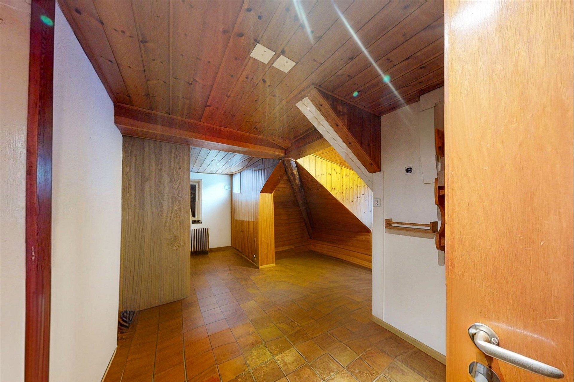 Holzverkleideter Innenraum mit Dachschräge