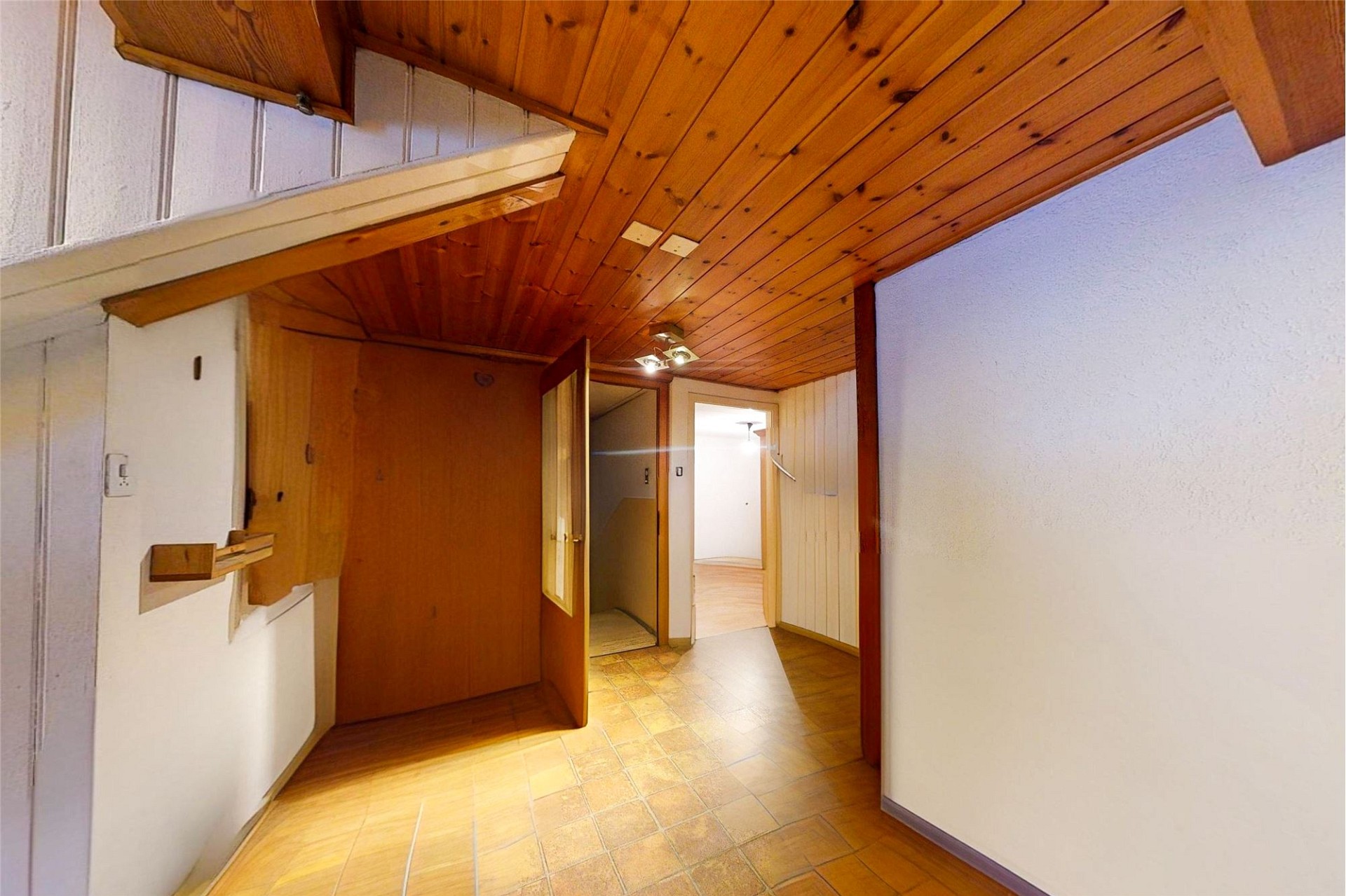 Innenraum mit Holzdecke und Fliesenboden