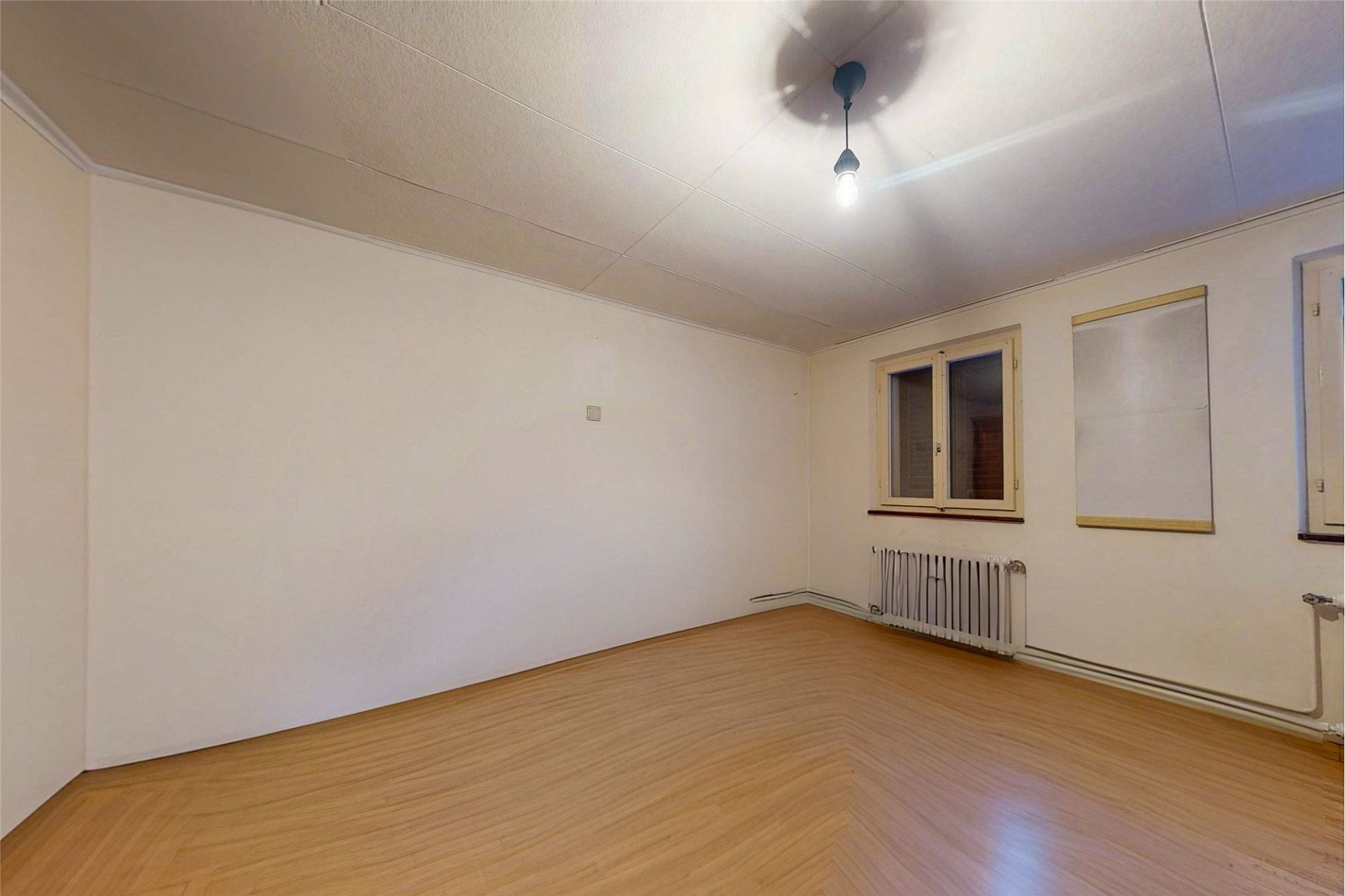 Leerer heller Raum mit Holzoptikboden