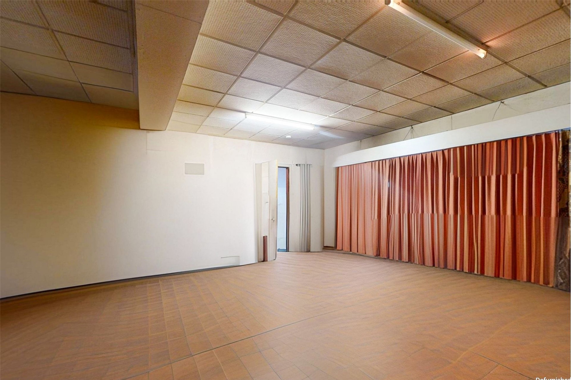 Großer leerer Innenraum mit Vorhangwand