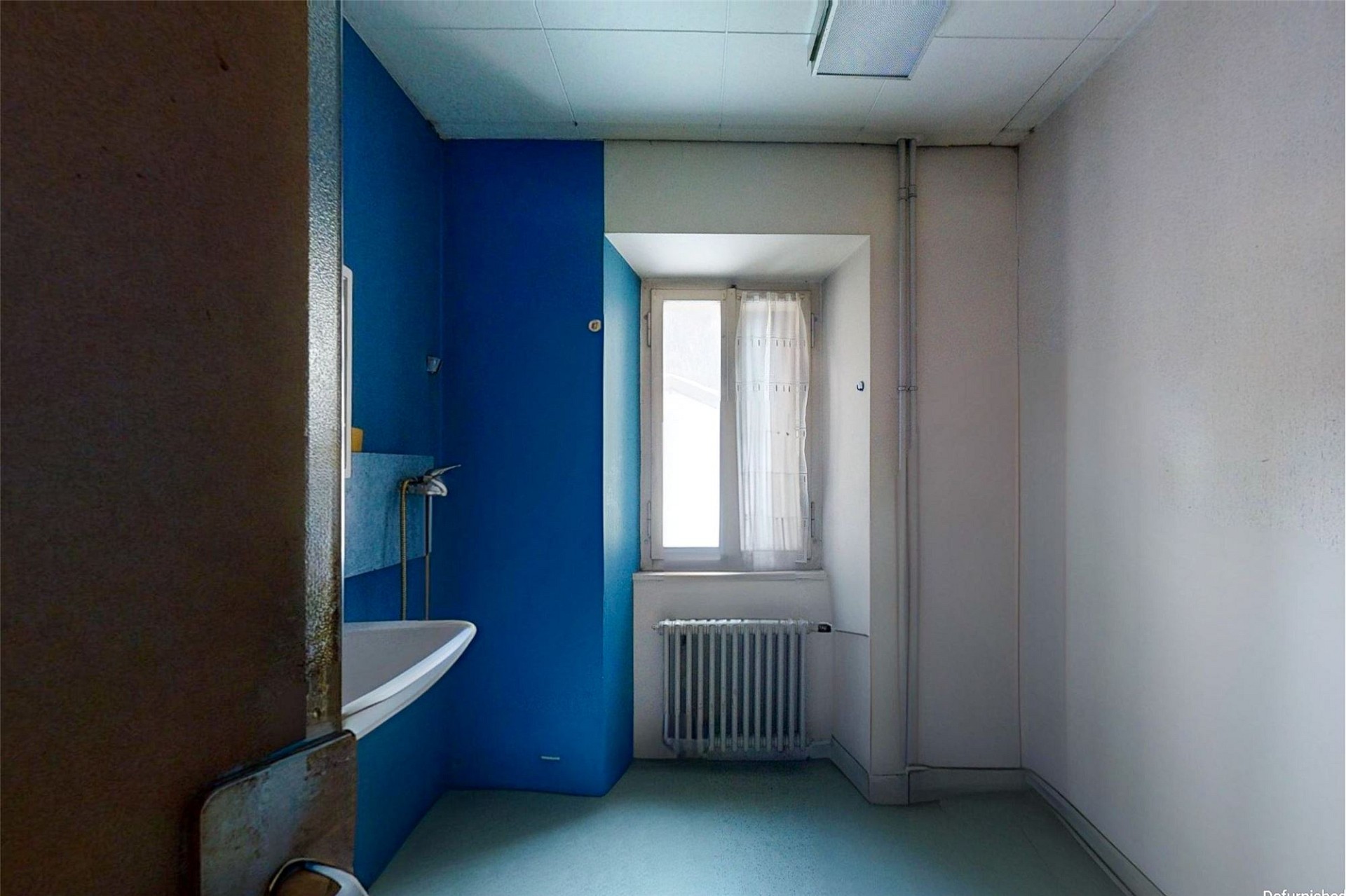 Kleines Badezimmer mit Fenster und Heizkörper