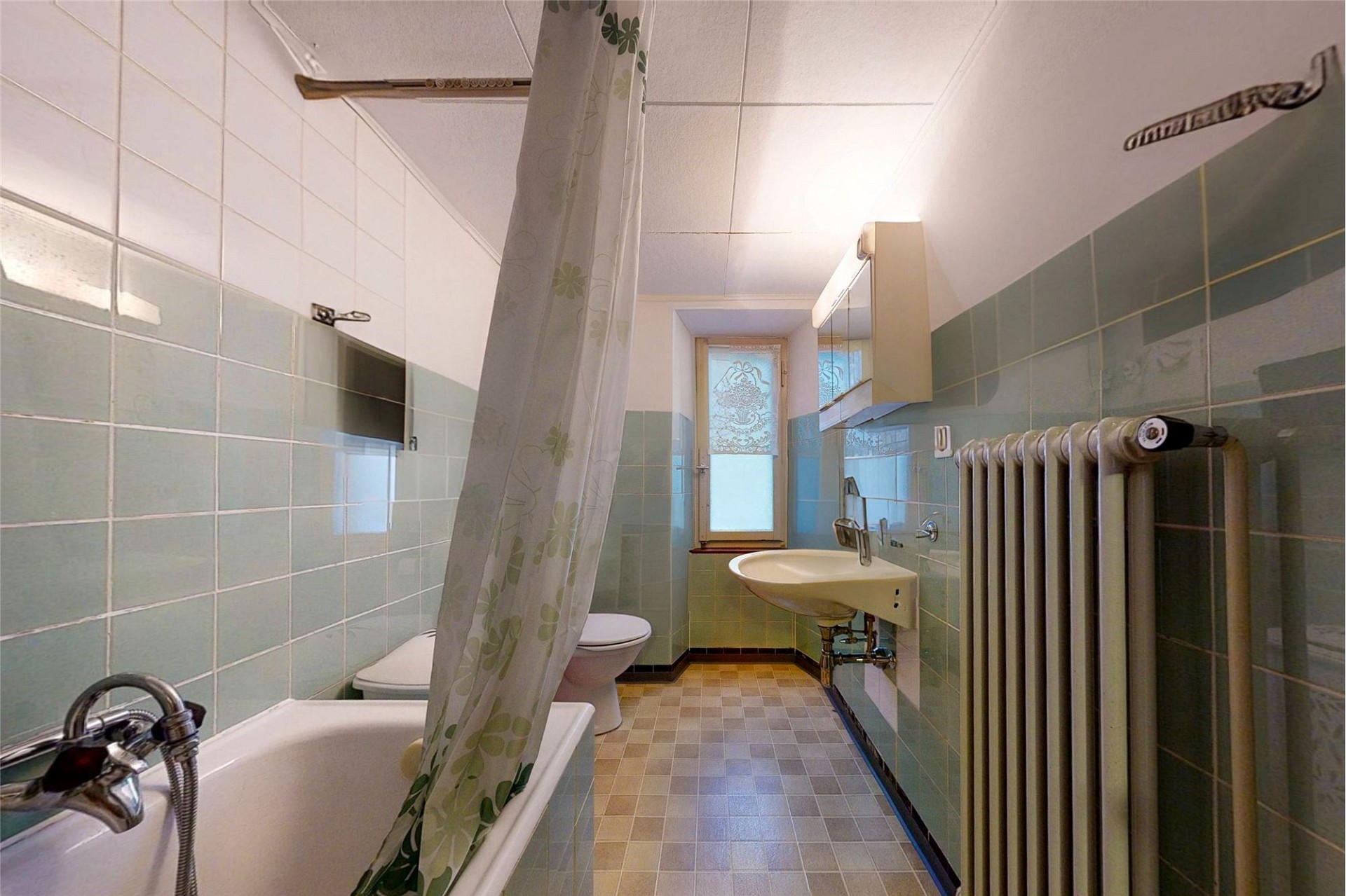 Kleines Bad mit Wanne, WC und Waschbecken