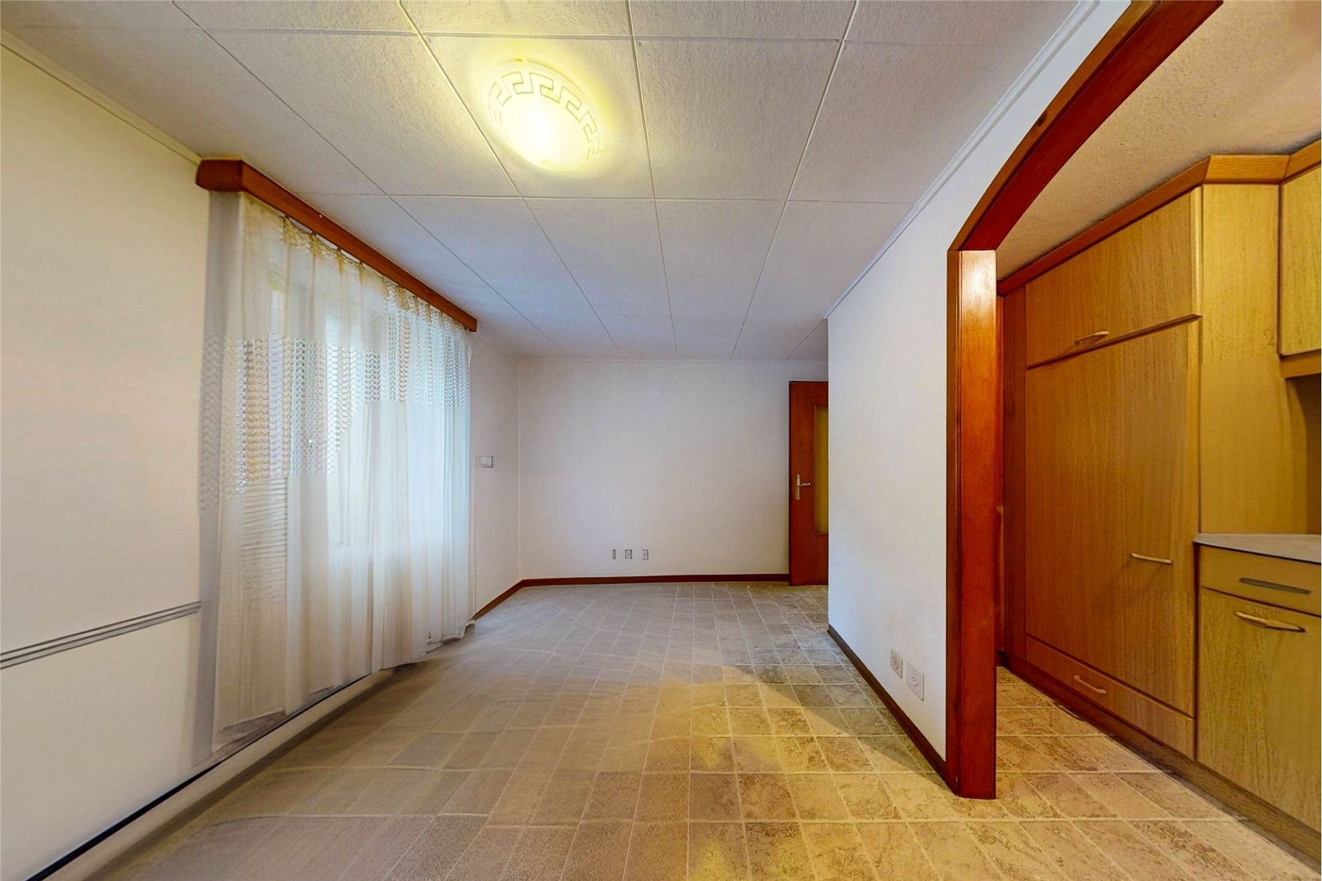 Heller Eingangs- bzw. Flurbereich mit Einbauschrank