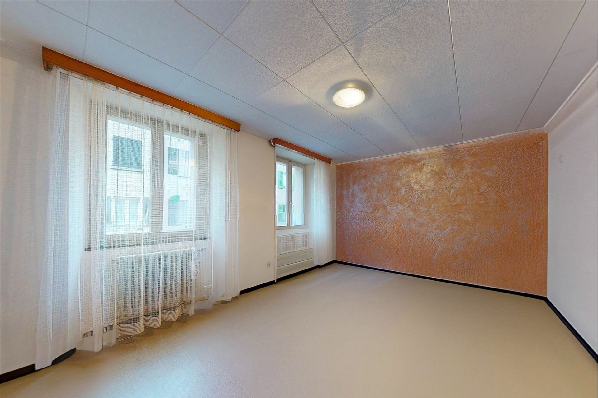 Leeres Zimmer mit großen Fenstern
