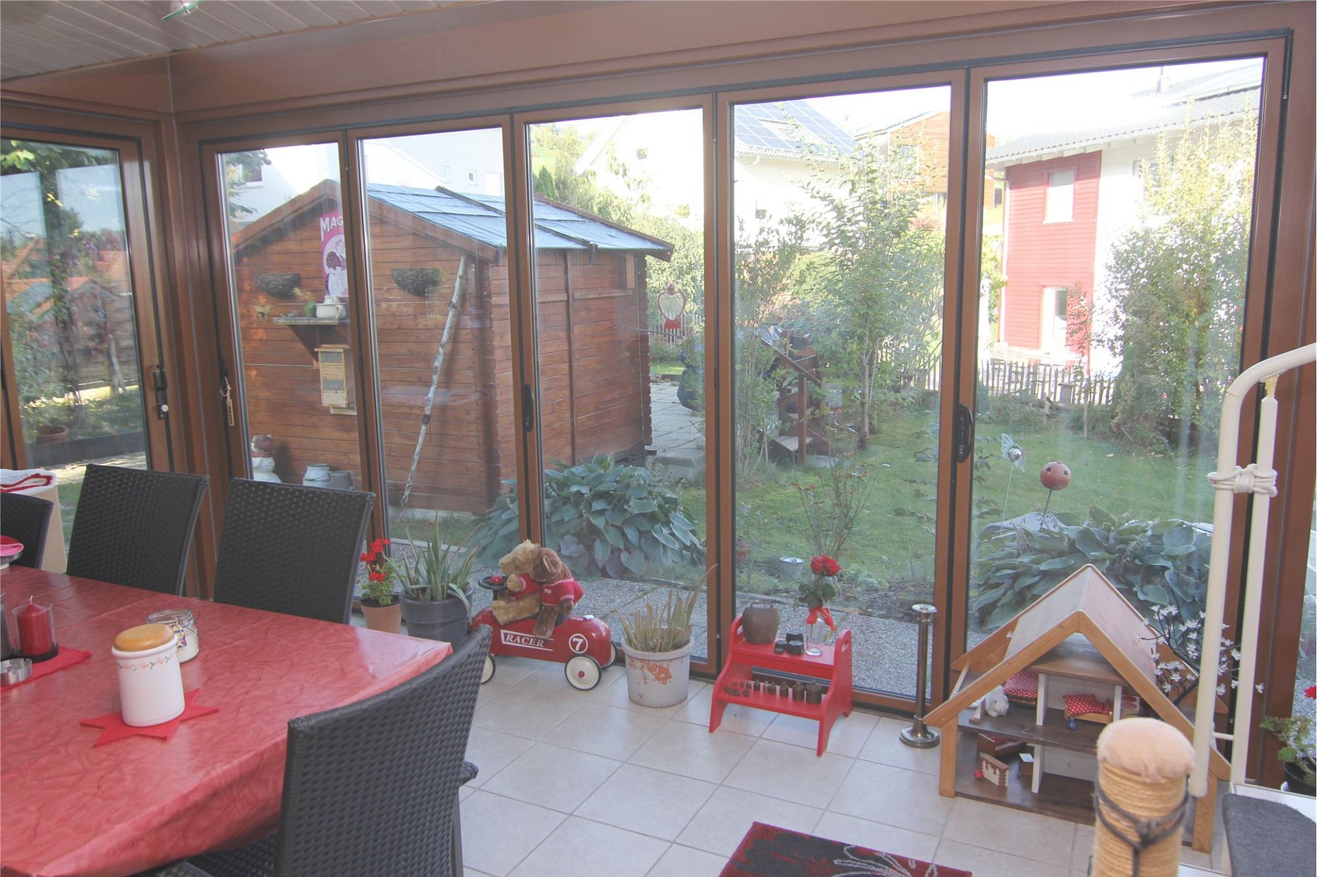 Veranda mit Blick in den Garten