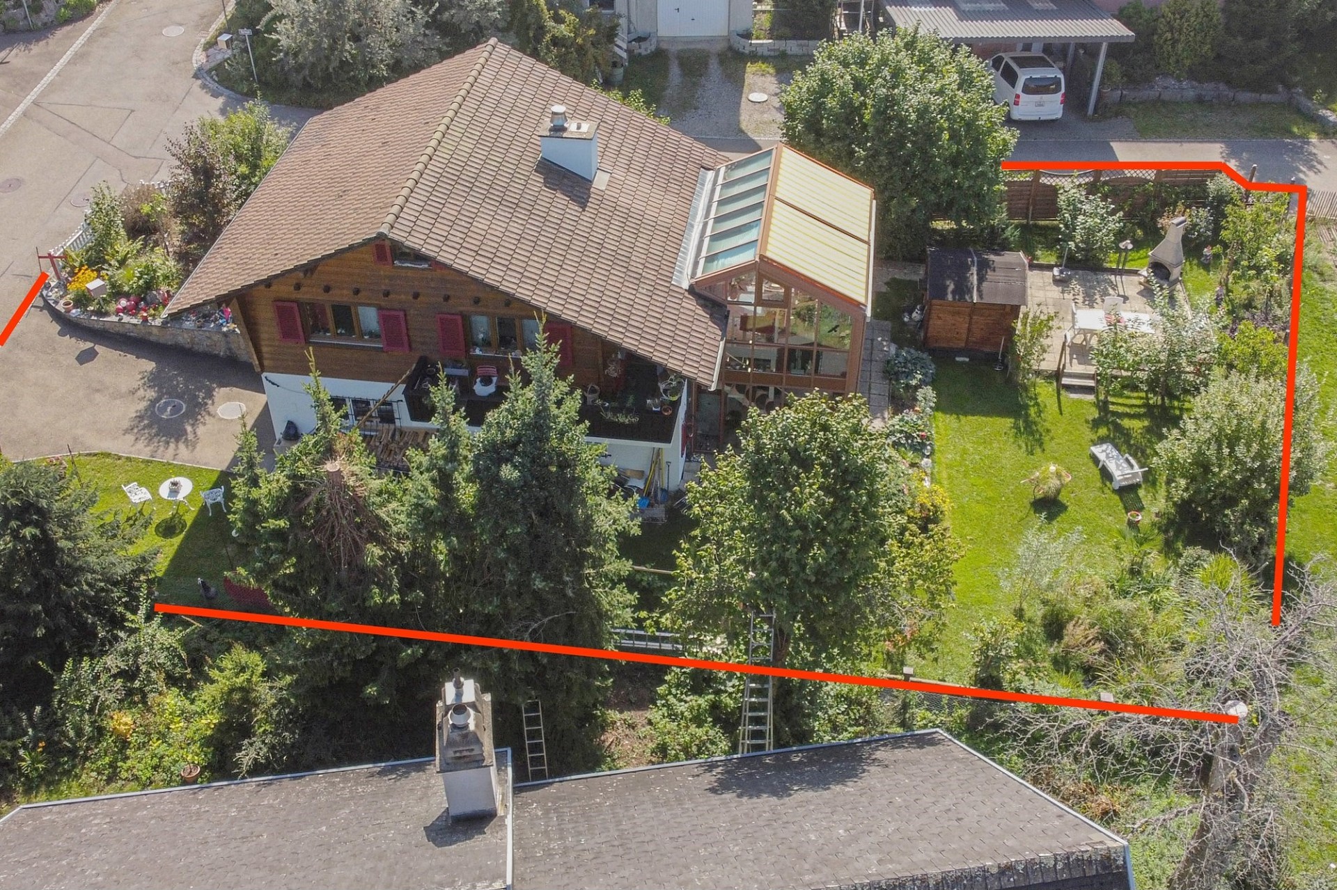 Luftaufnahme eines Hauses mit großem Garten
