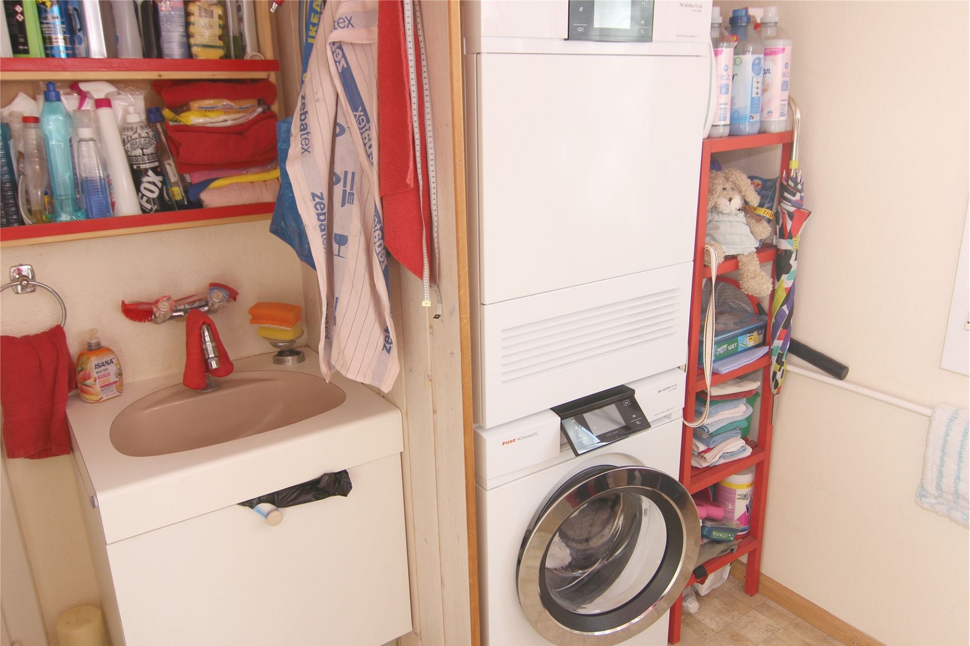 Hauswirtschaftsraum mit Waschmaschine und Waschbecken
