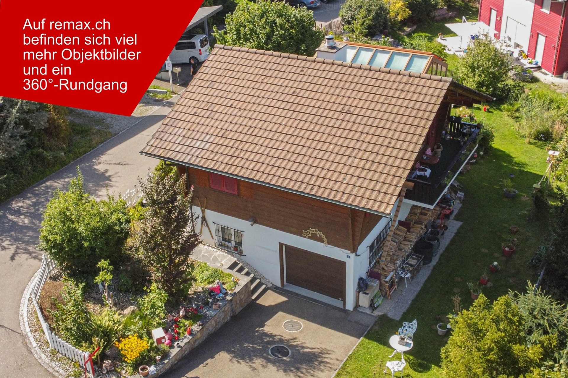 Luftaufnahme eines Einfamilienhauses mit Garten