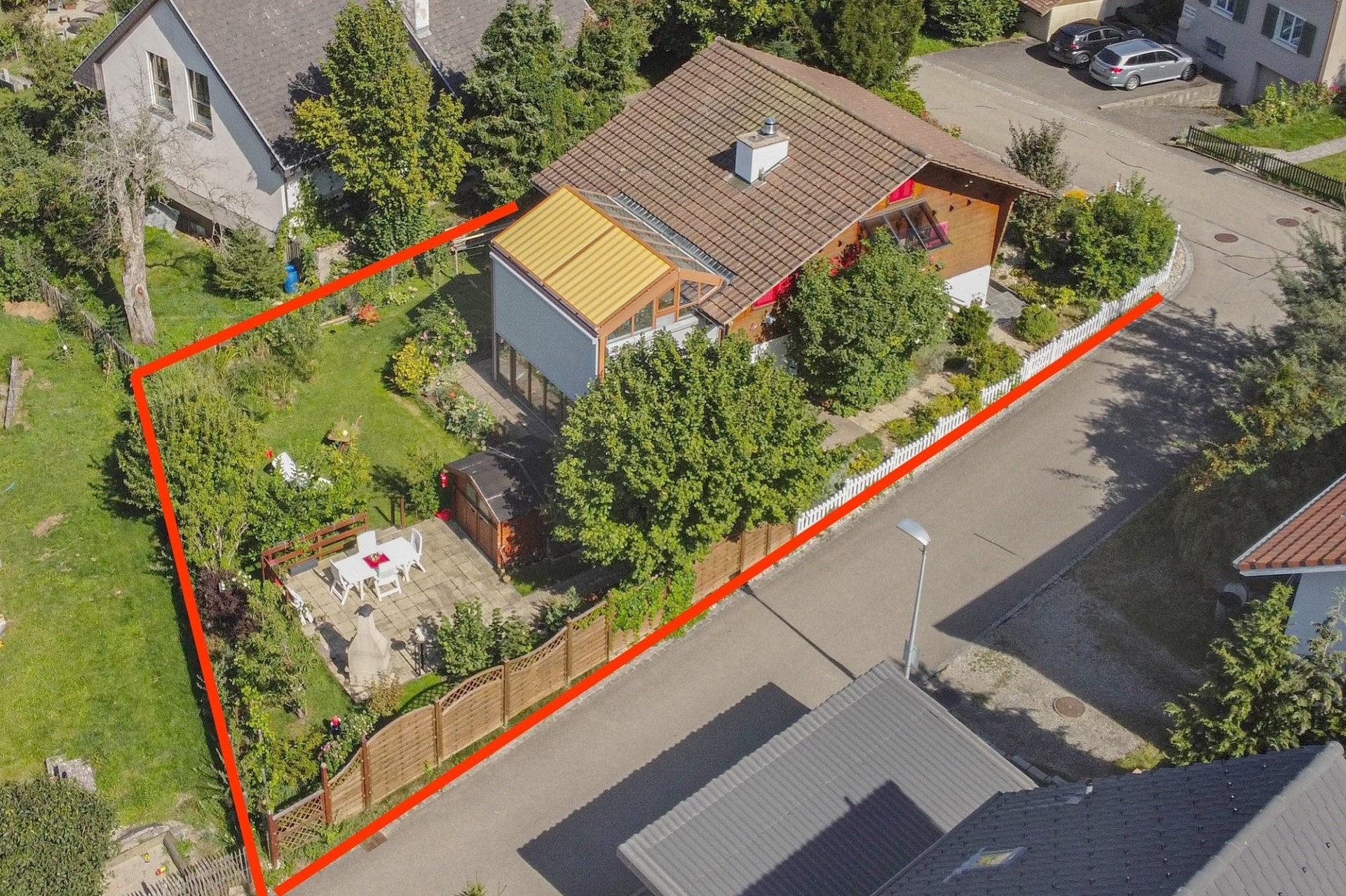 Luftaufnahme eines Einfamilienhauses mit Garten