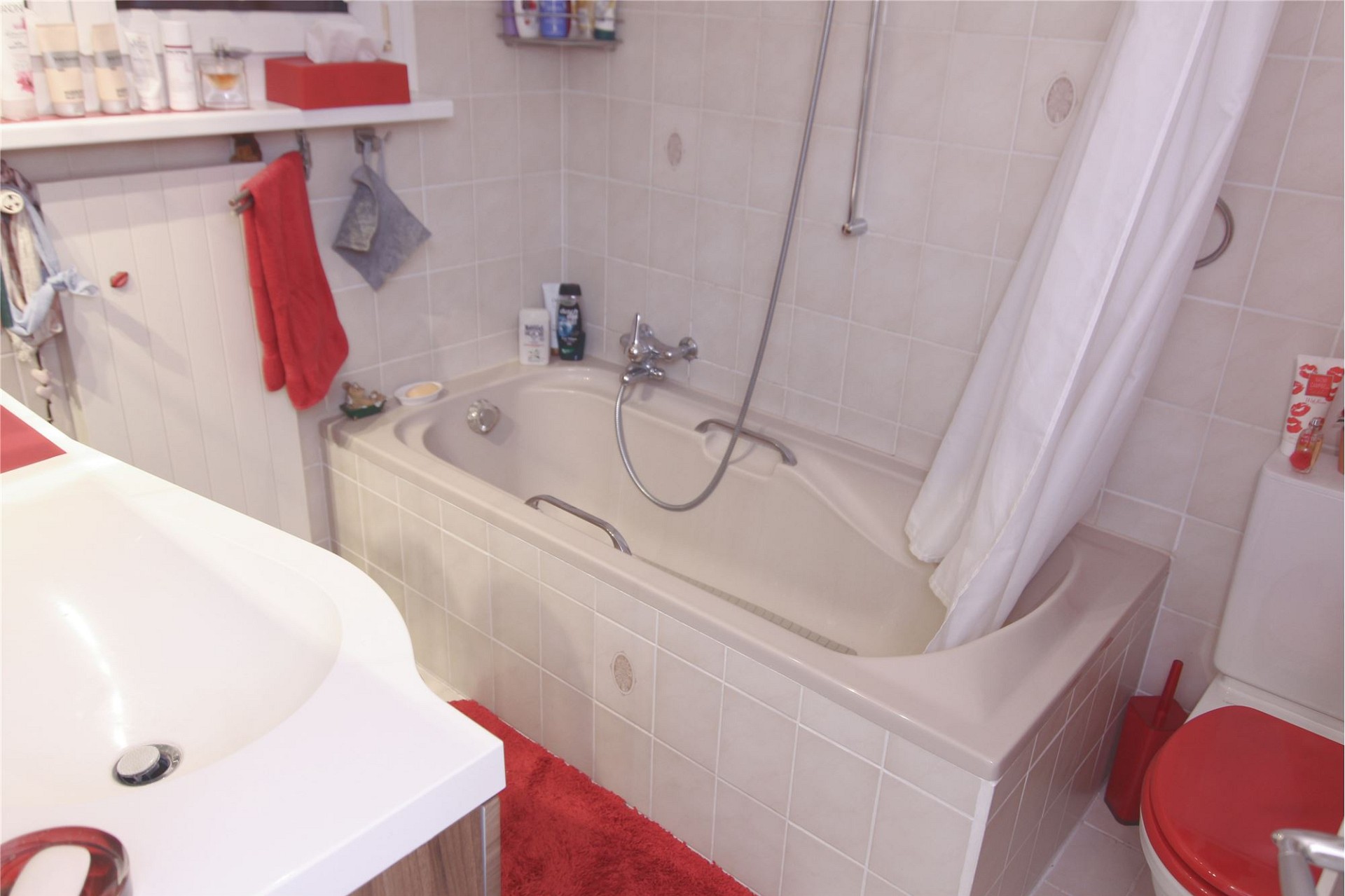 Badezimmer mit Badewanne und Waschbecken