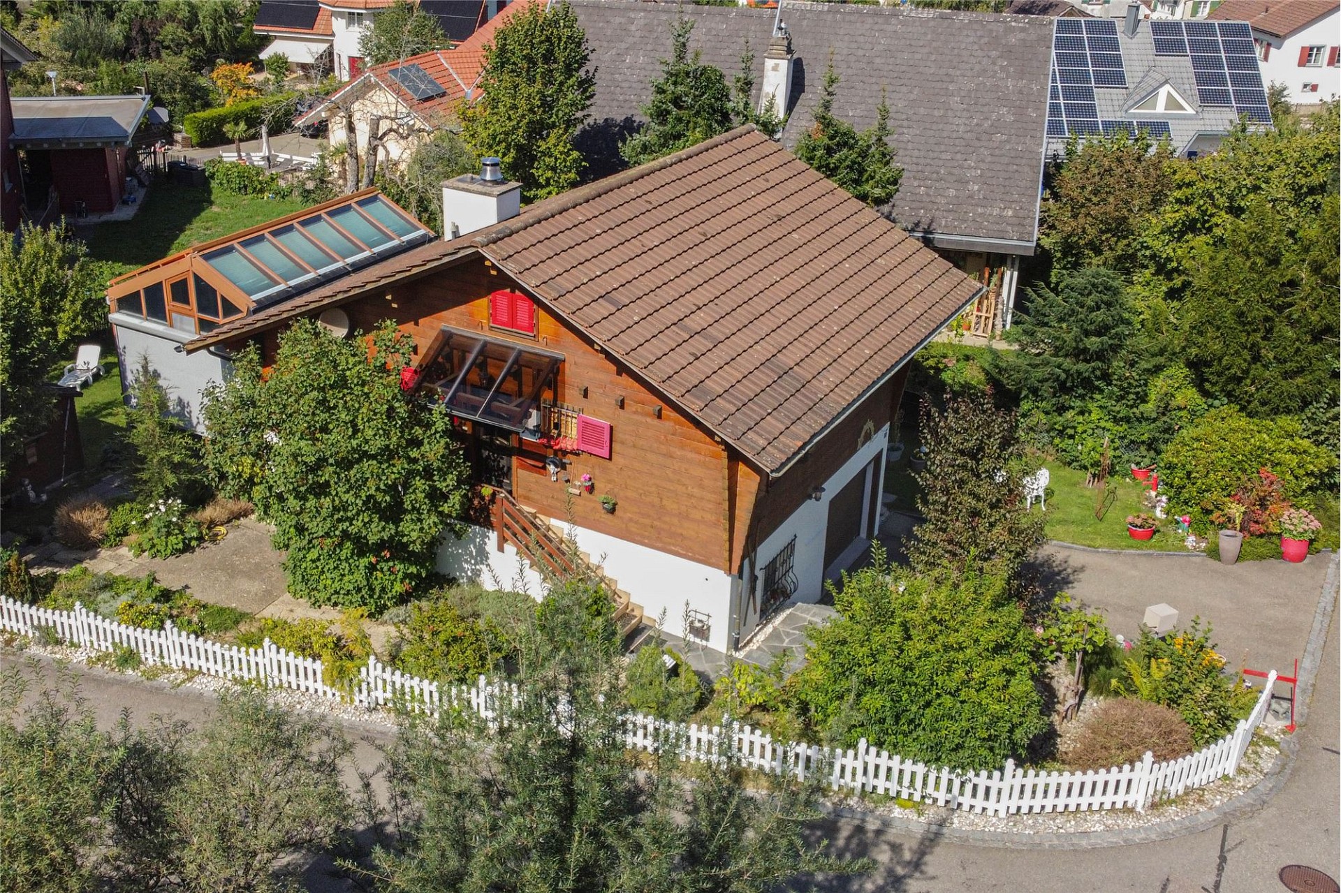 Luftaufnahme eines Einfamilienhauses mit Garten