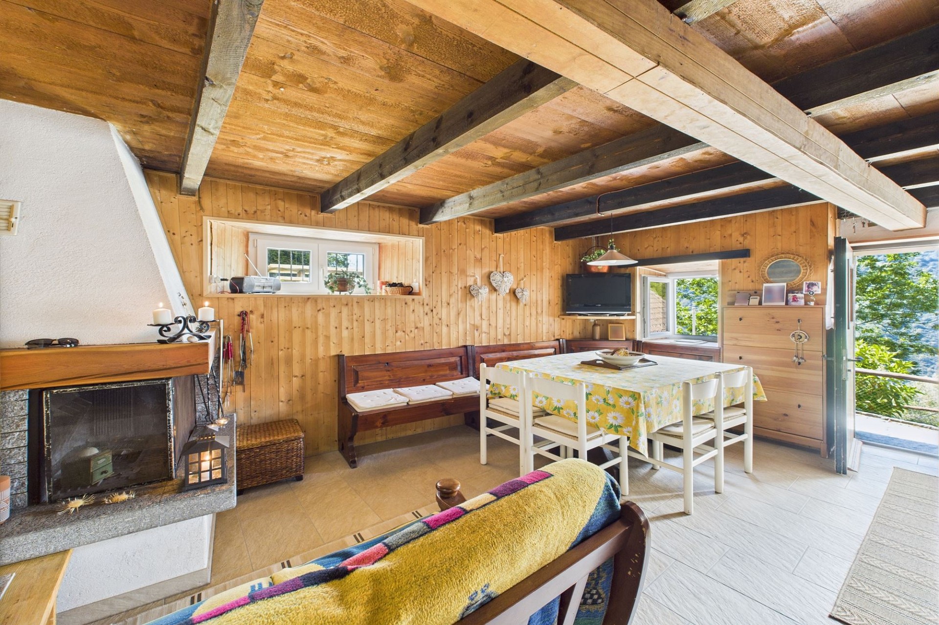 Gemütlicher Wohn-Essbereich mit Holzausbau und Kamin
