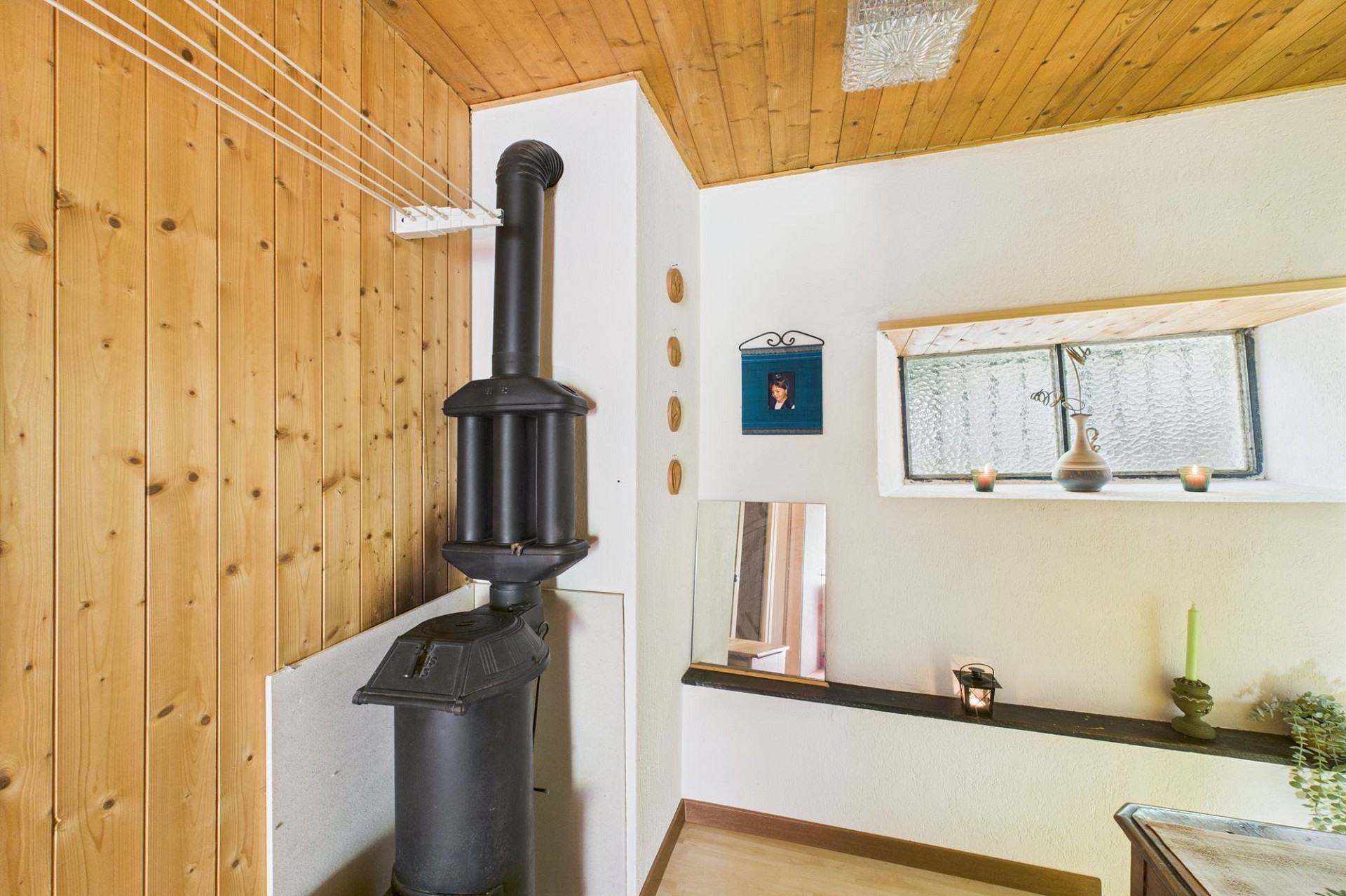 Gemütlicher Raum mit Holzverkleidung und Ofen