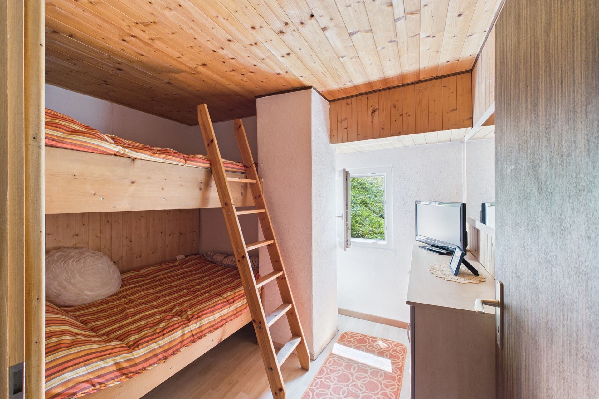 Etagenbettzimmer mit Holzverkleidung