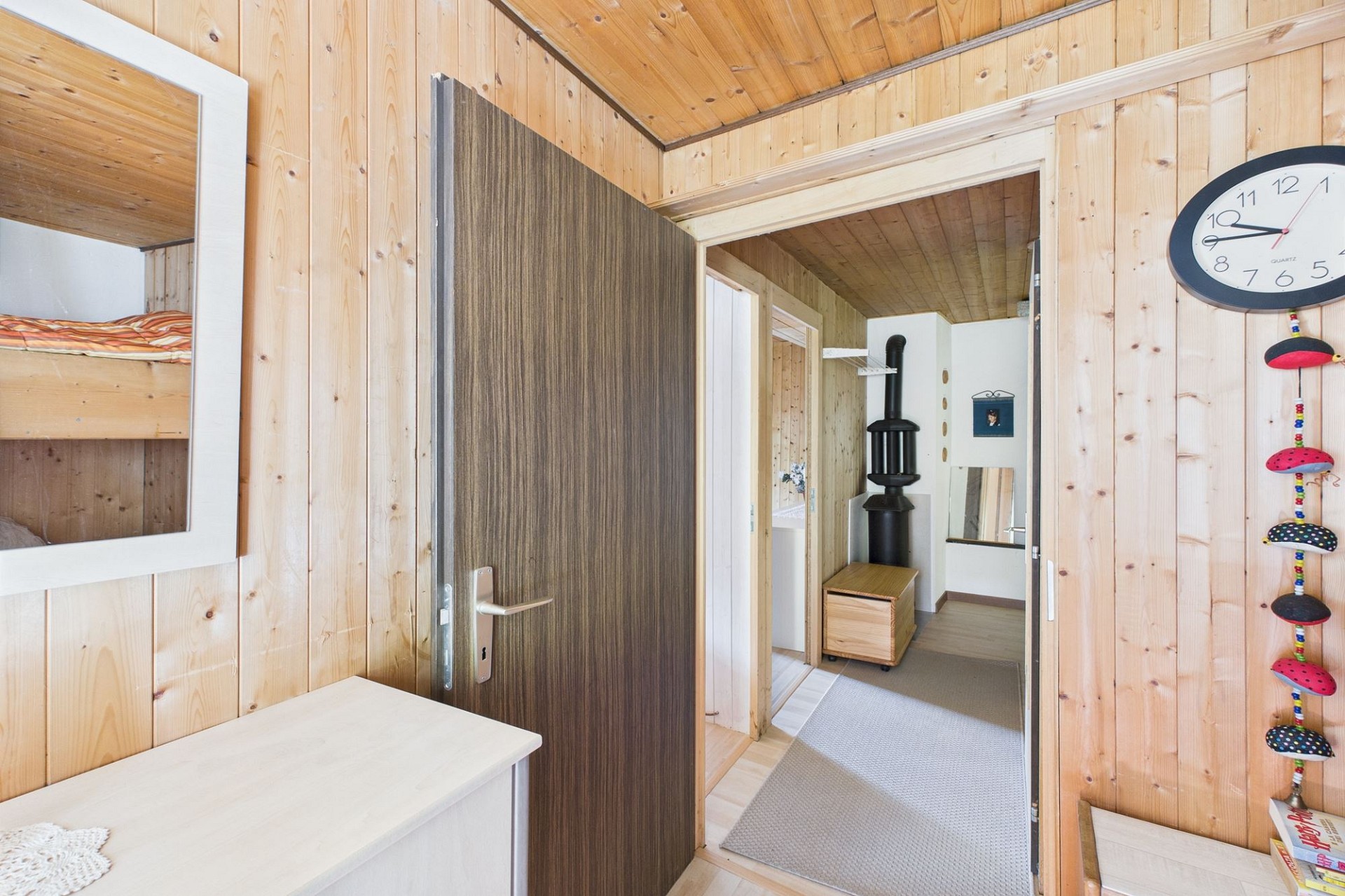 Holzvertädelter Flur mit Blick in den Innenbereich