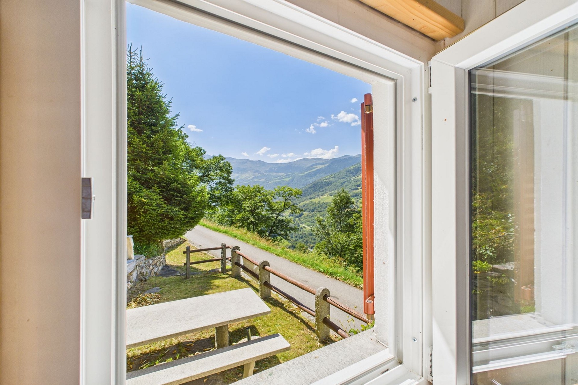 Bergblick aus einem geöffneten Fenster