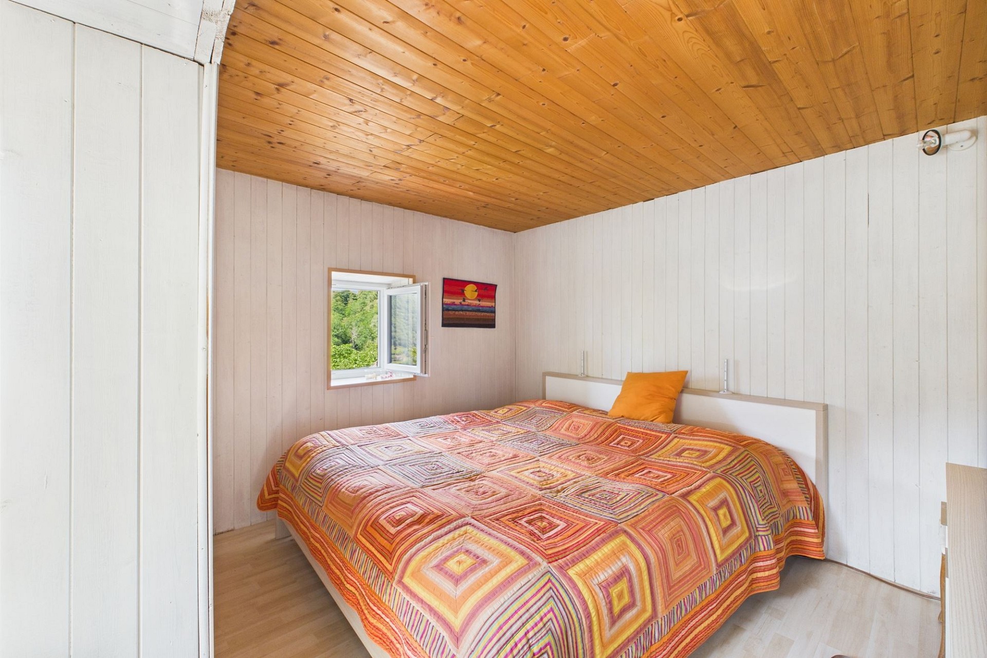 Gemütliches Schlafzimmer mit Holzkassettendecke