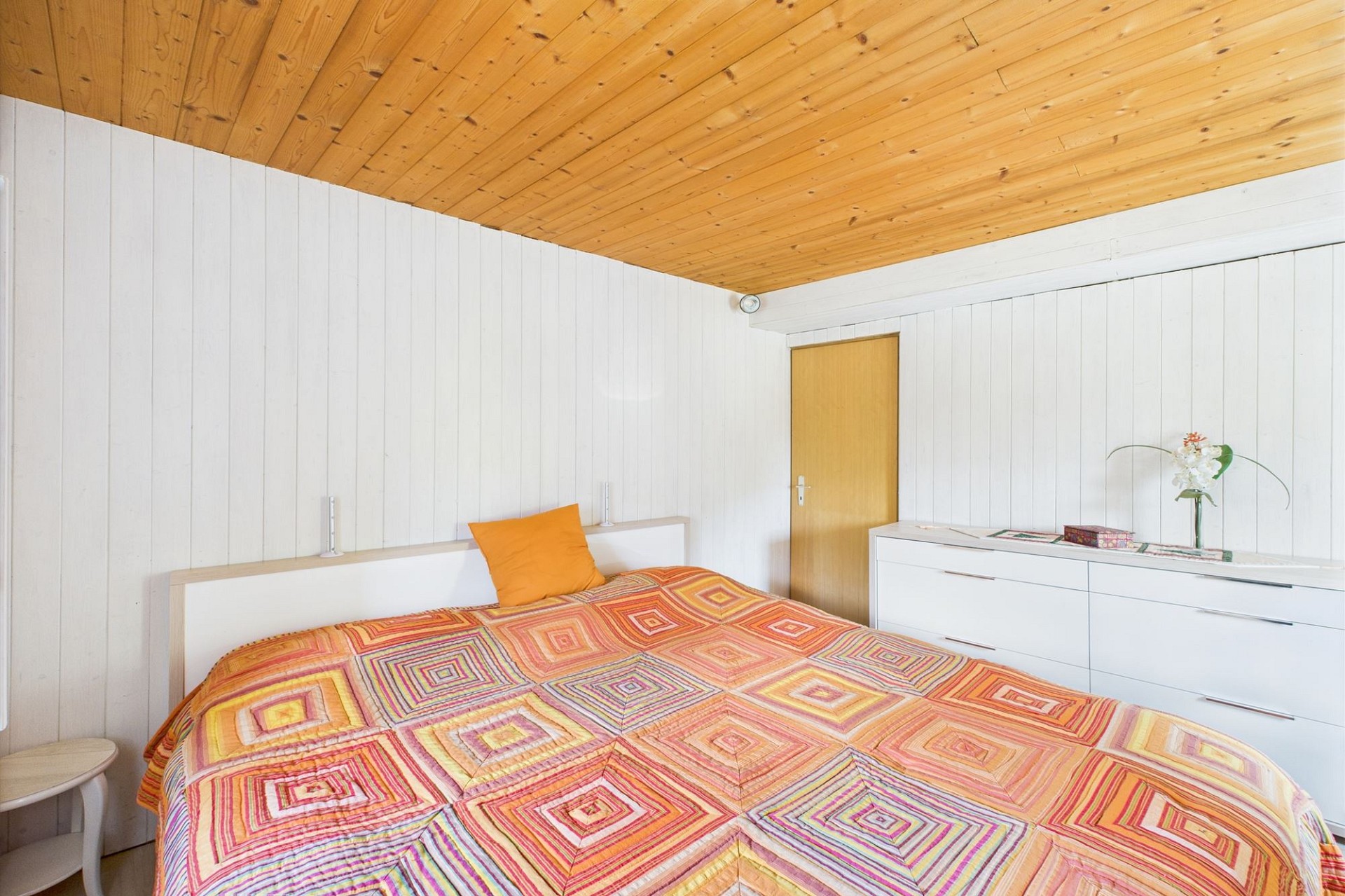Helles Schlafzimmer mit Holzdecke