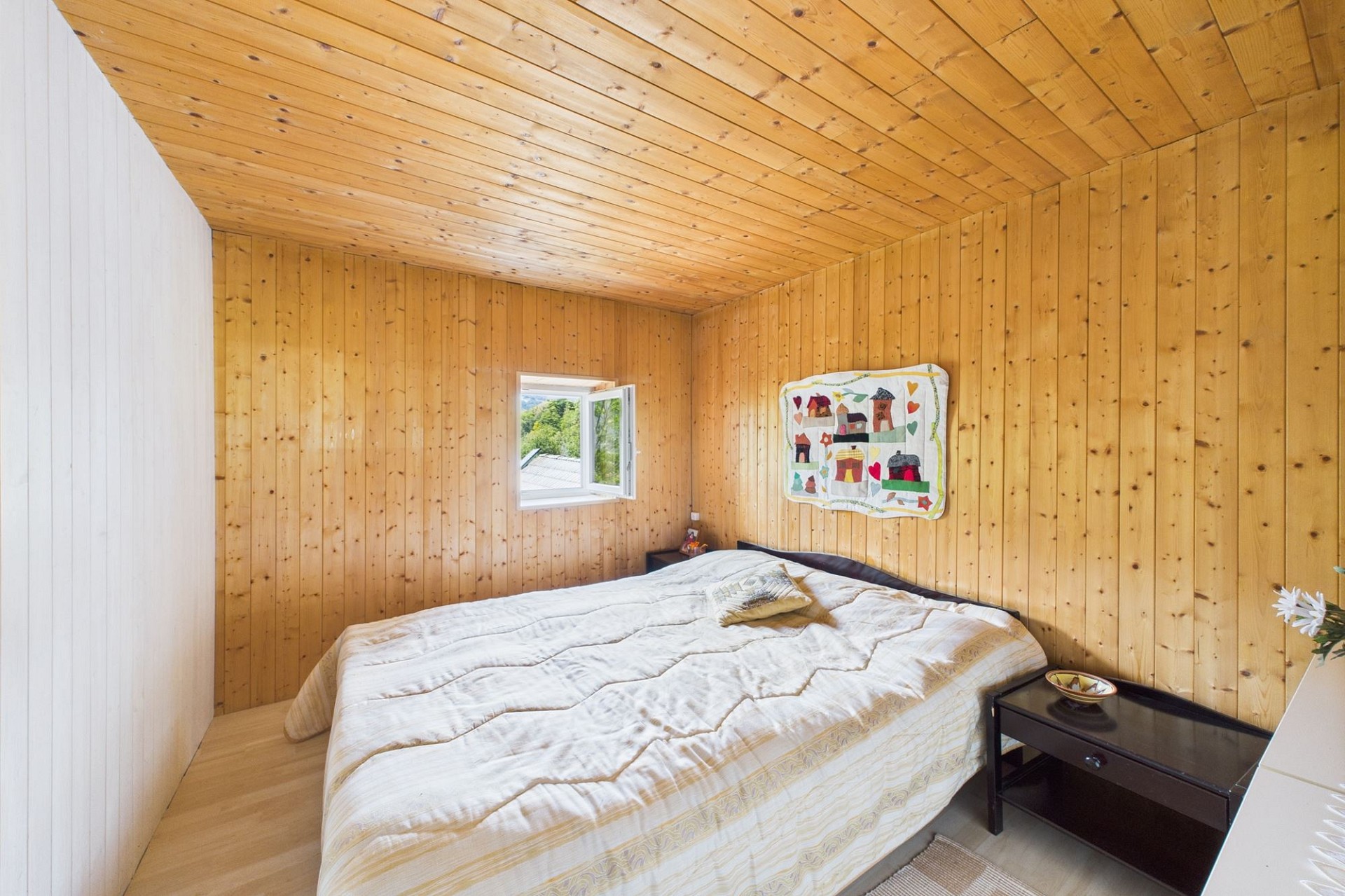 Gemütliches Holz-Schlafzimmer im Dachgeschoss