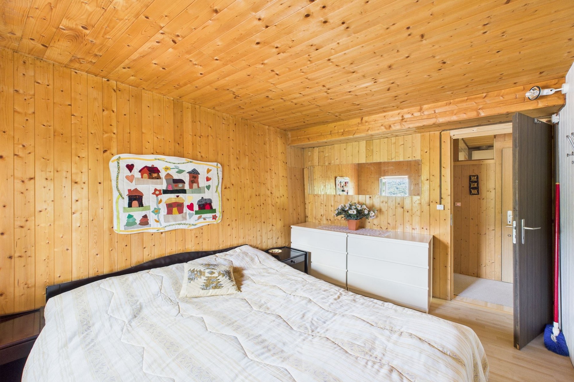 Gemütliches Holz-Schlafzimmer mit Doppelbett