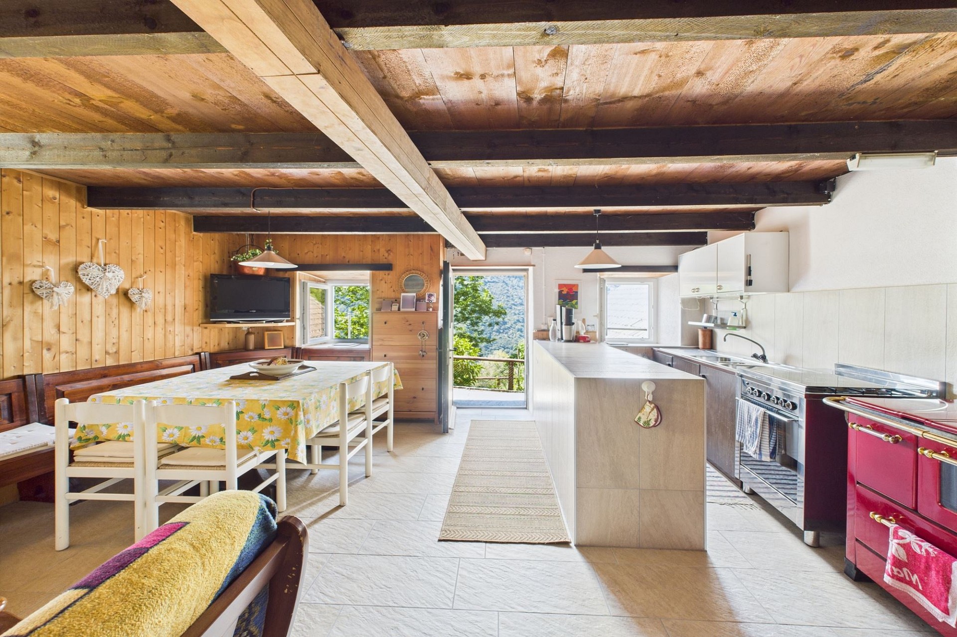 Rustikale Wohnküche mit Essbereich und Alpenblick