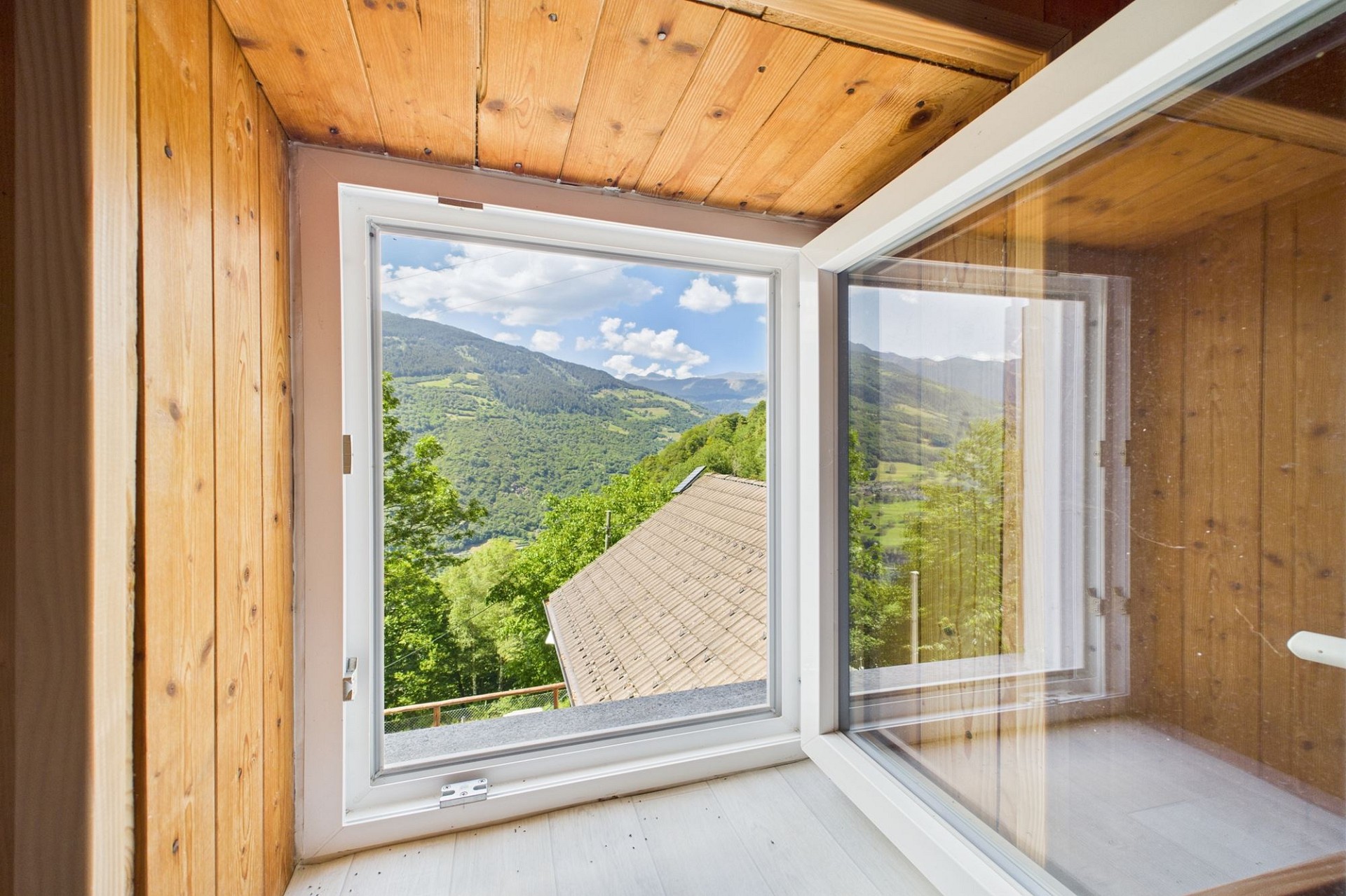 Fenster mit Bergblick